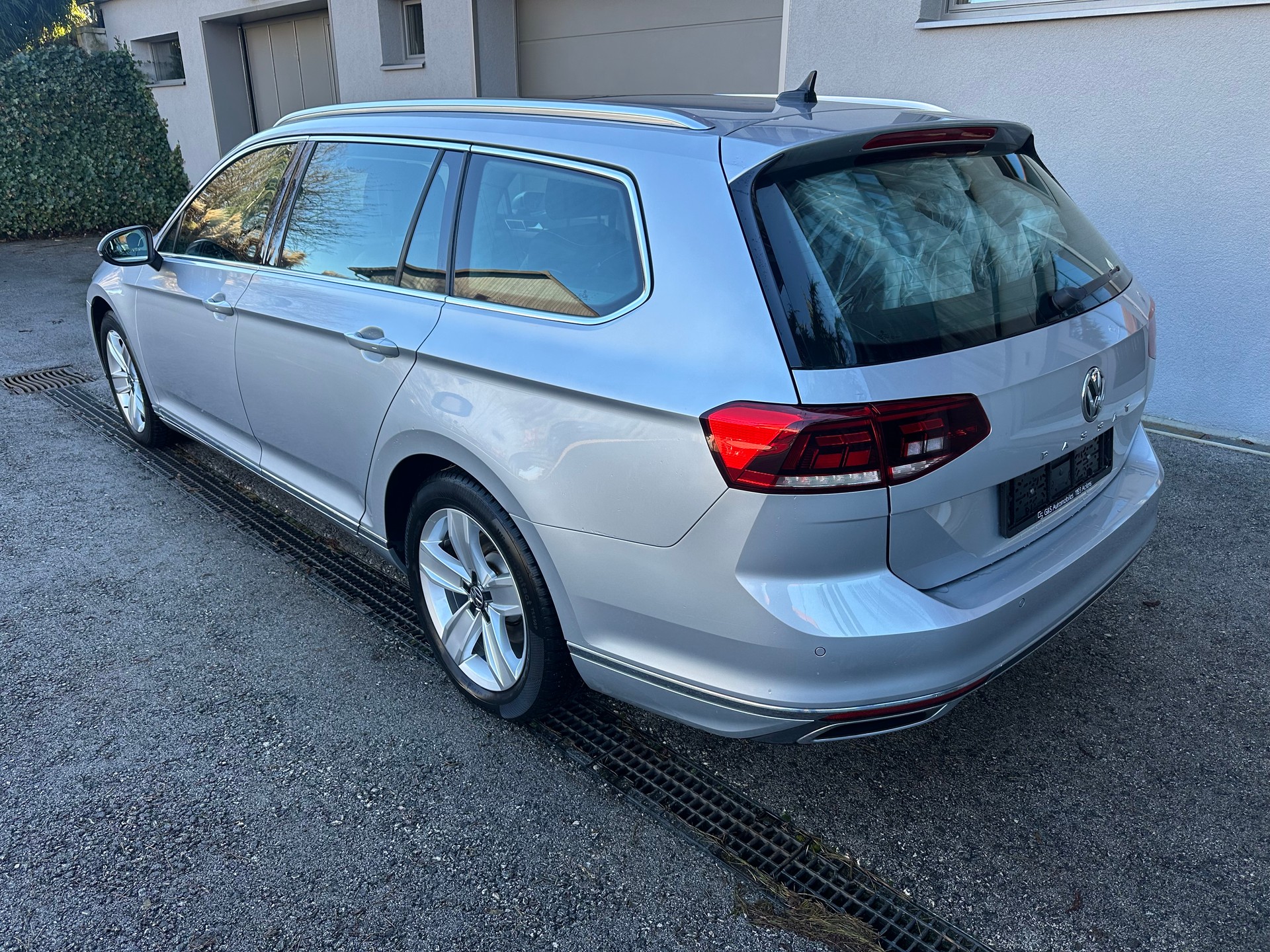 VW Passat Variant 2.0 TSI Business DSG-image-3