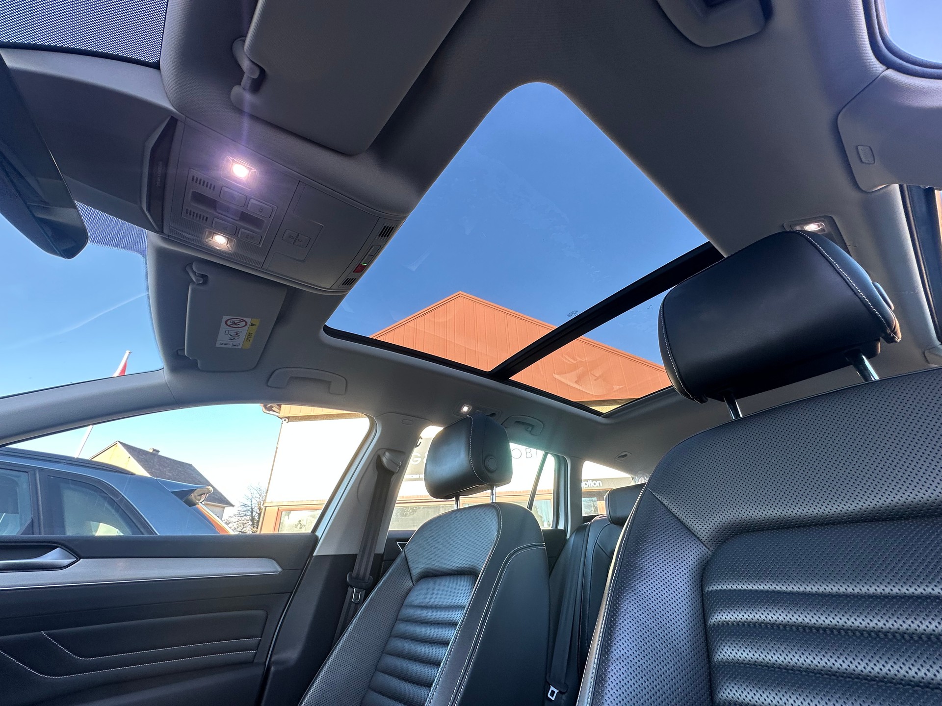 VW Passat Variant 2.0 TSI Business DSG-image-15