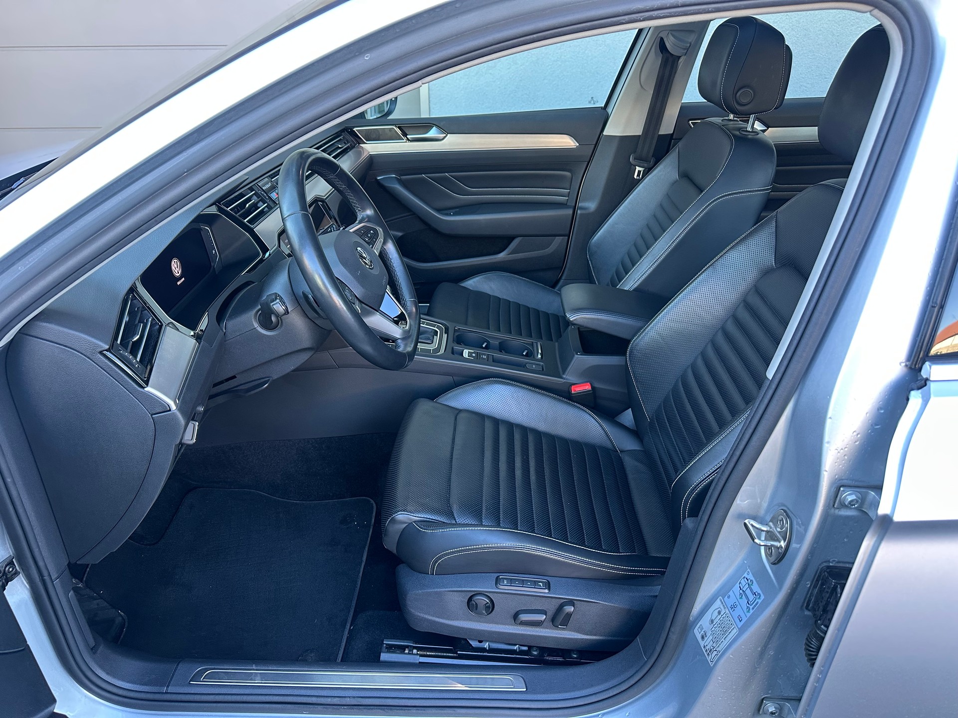 VW Passat Variant 2.0 TSI Business DSG-image-8