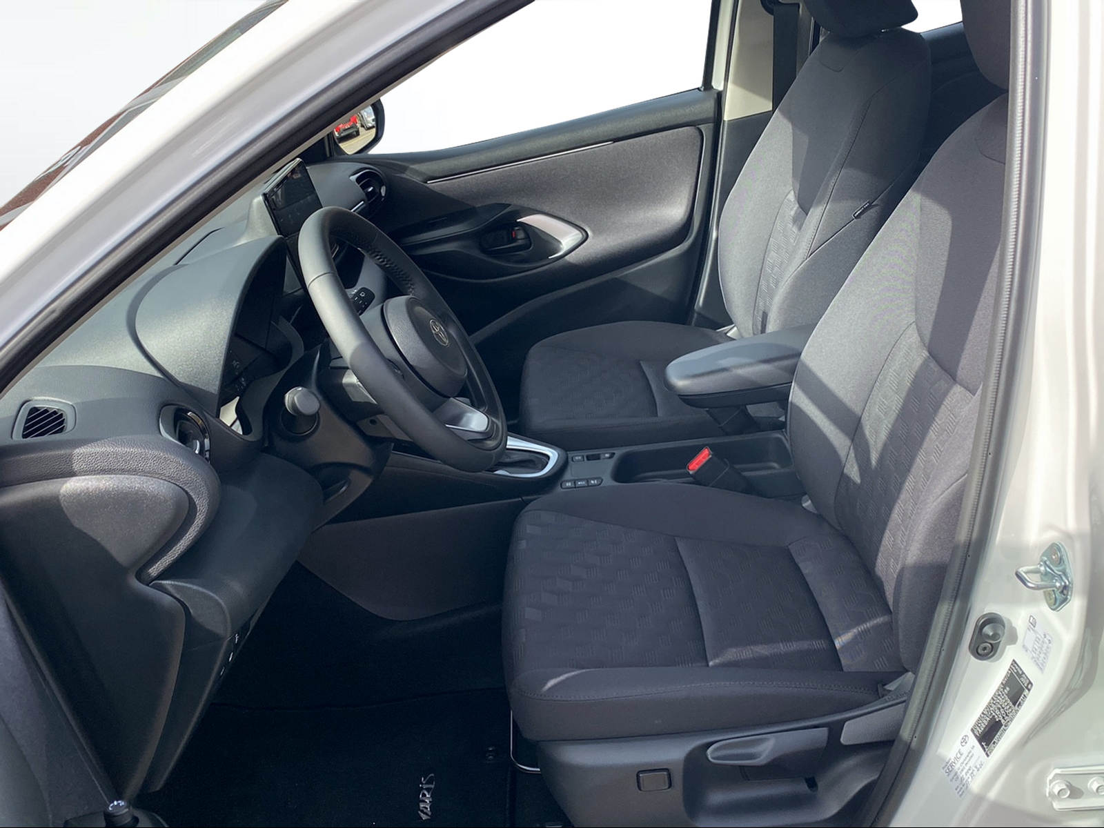 TOYOTA Yaris 1.5 Comfort e-CVT-image-4