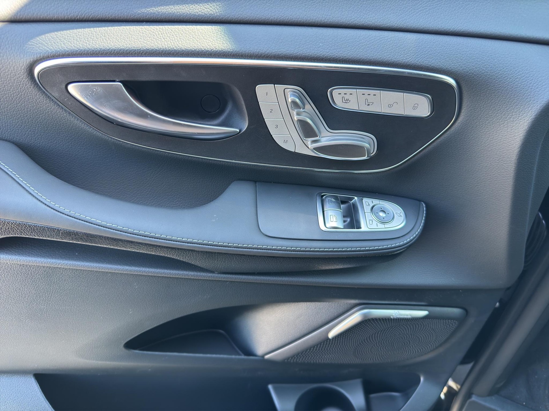 MERCEDES-BENZ V 300 d Swiss Ed. lang 4matic Van-image-11