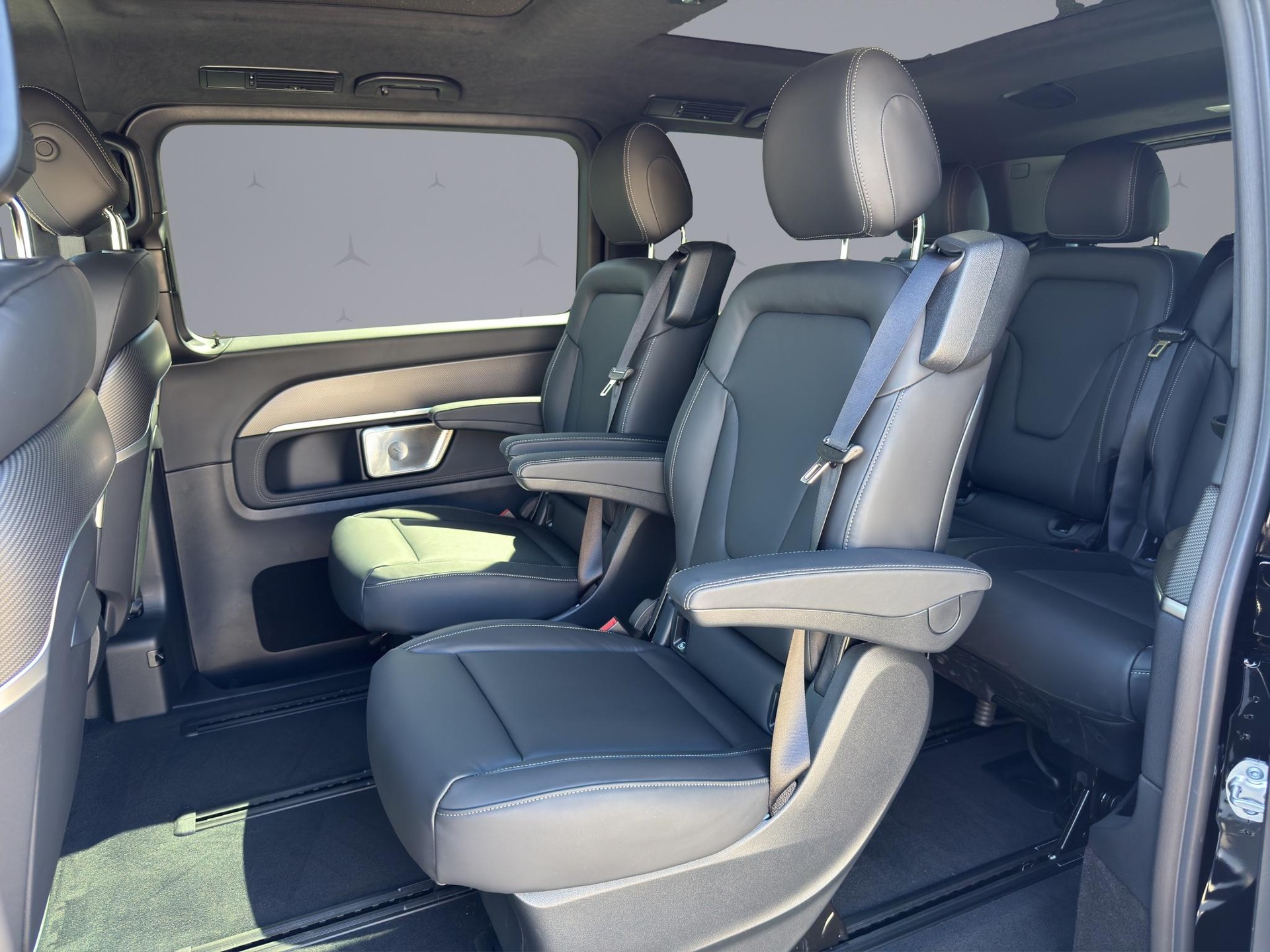 MERCEDES-BENZ V 300 d Swiss Ed. lang 4matic Van-image-13