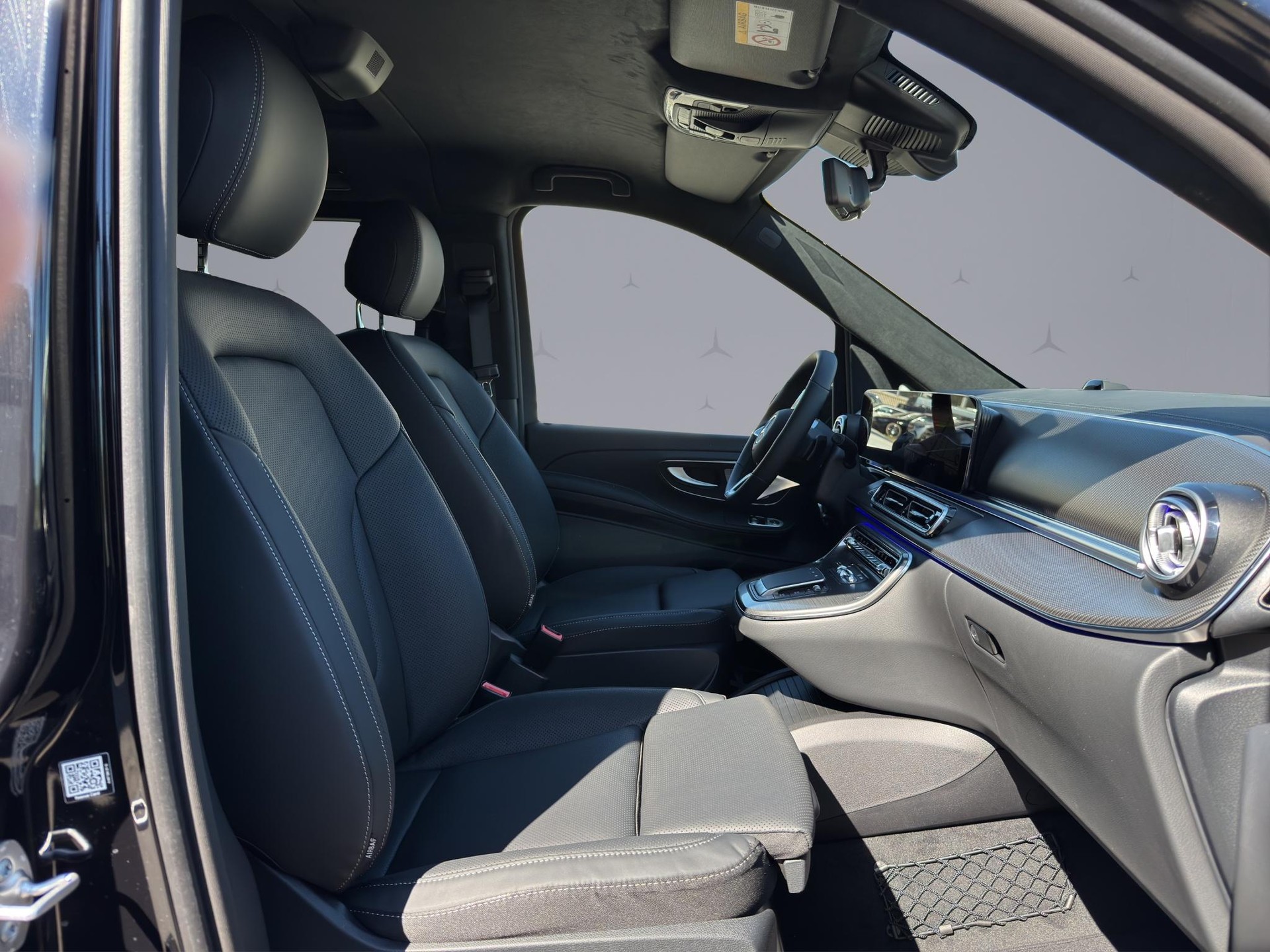 MERCEDES-BENZ V 300 d Swiss Ed. lang 4matic Van-image-17