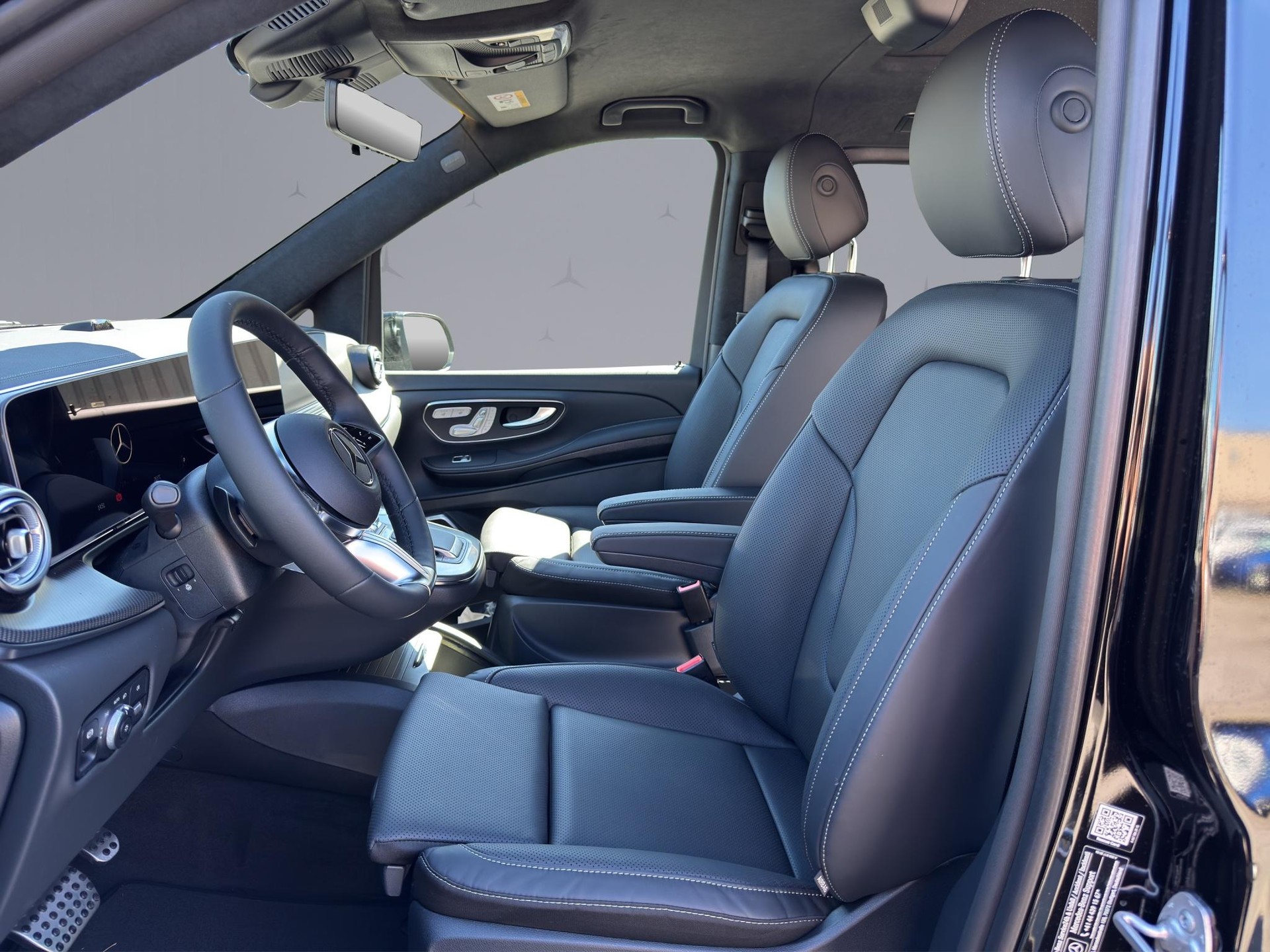 MERCEDES-BENZ V 300 d Swiss Ed. lang 4matic Van-image-10
