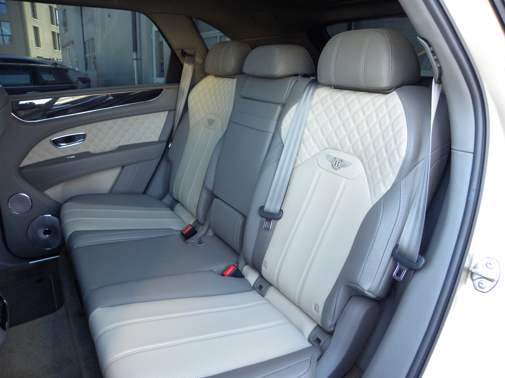BENTLEY Bentayga V8-image-7