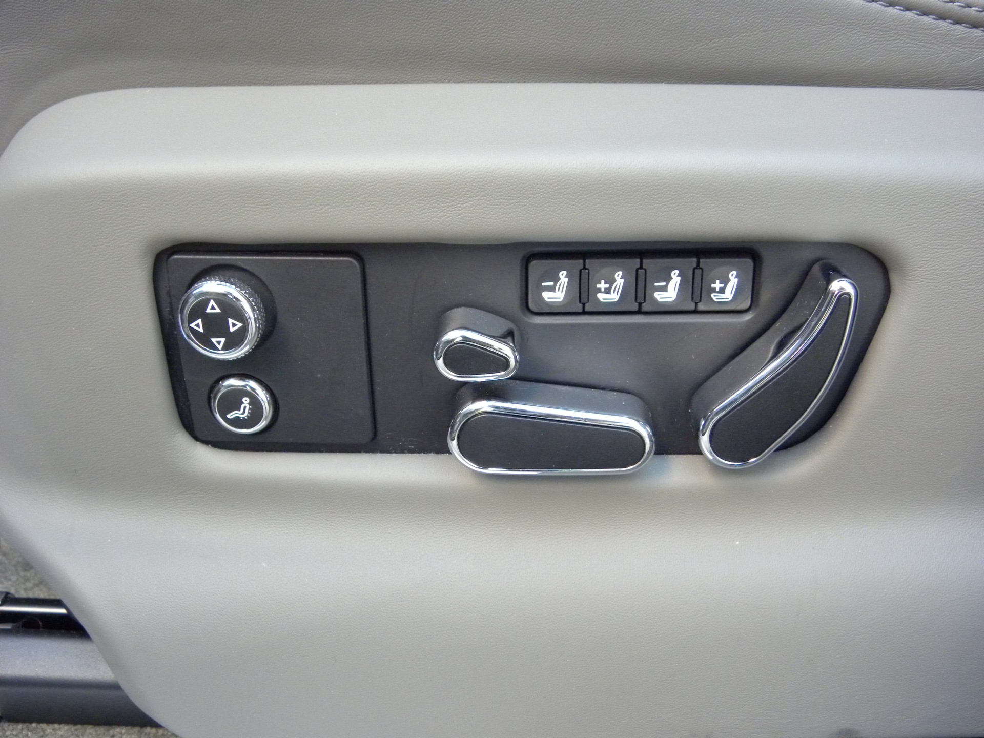 BENTLEY Bentayga V8-image-10