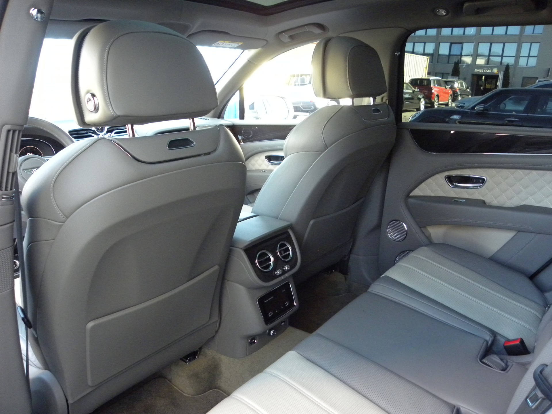 BENTLEY Bentayga V8-image-8