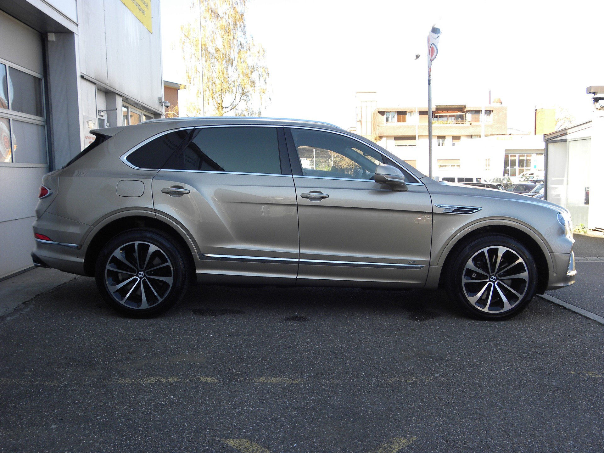 BENTLEY Bentayga V8-image-2