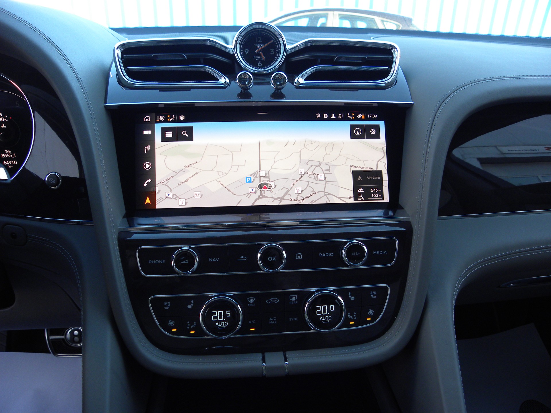 BENTLEY Bentayga V8-image-12