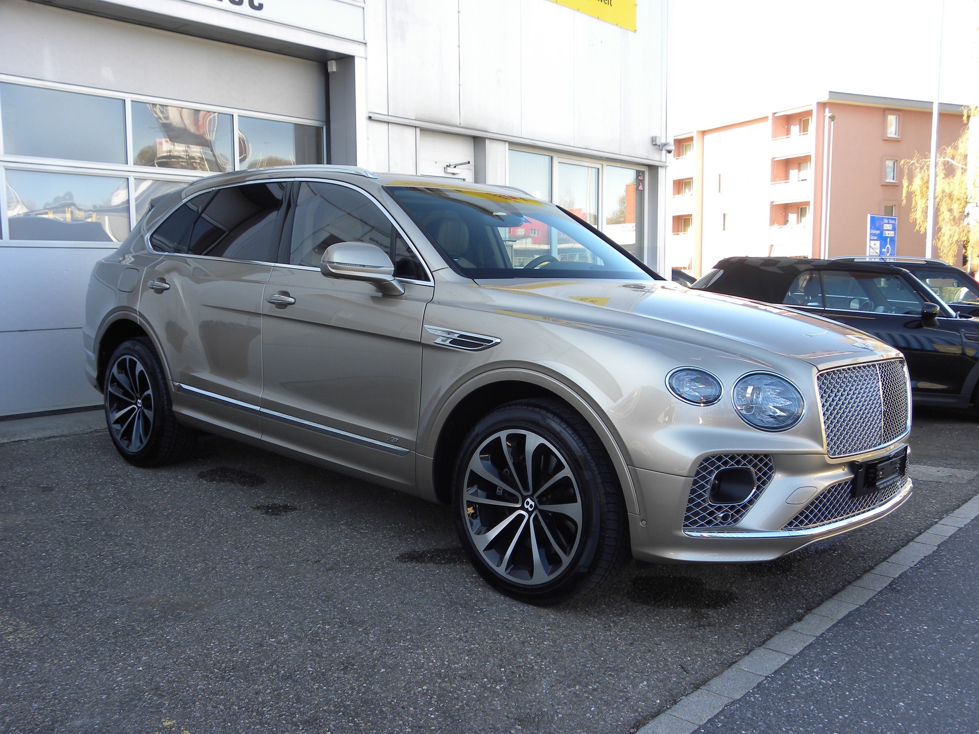 BENTLEY Bentayga V8-image-1