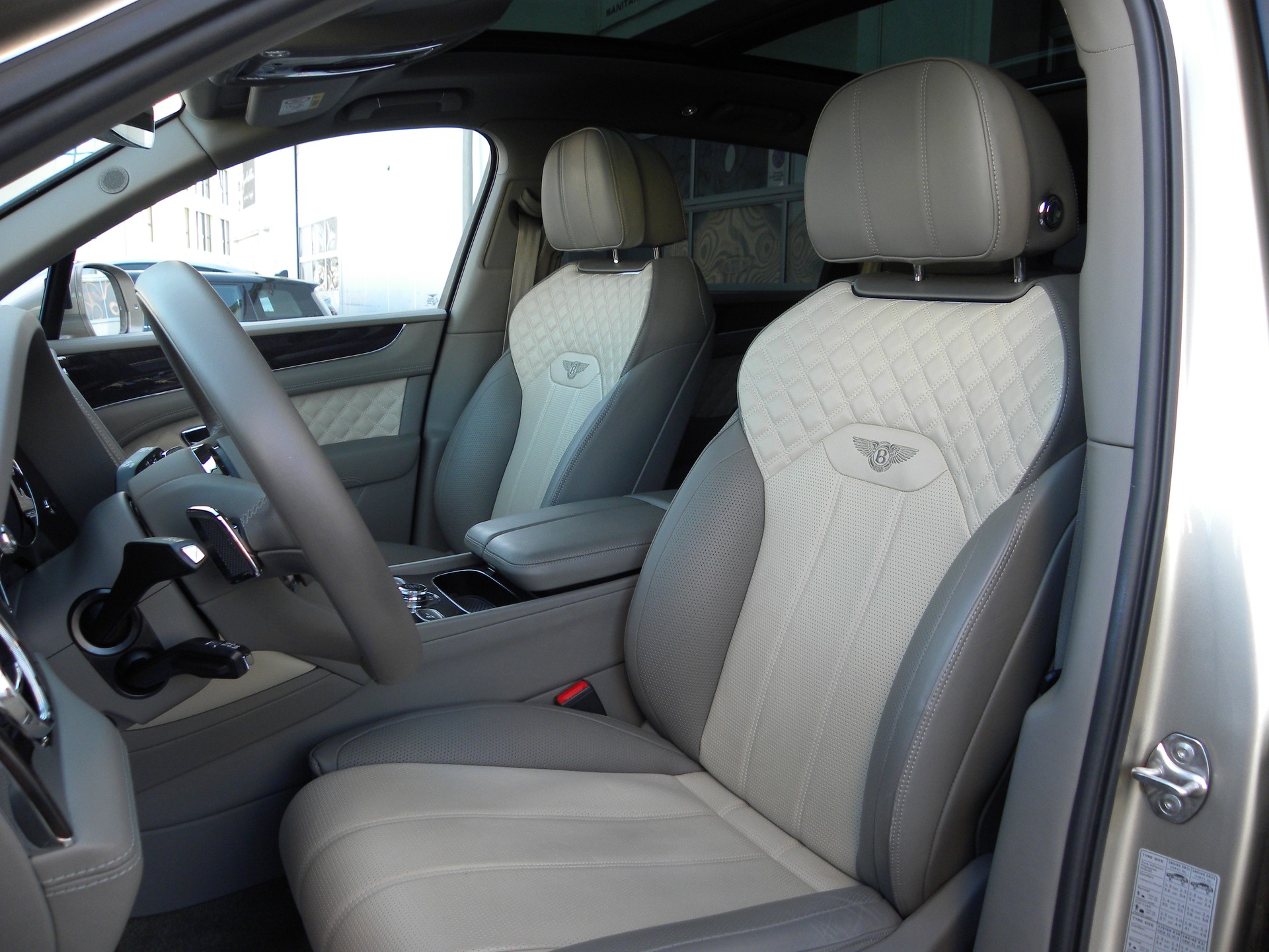 BENTLEY Bentayga V8-image-6