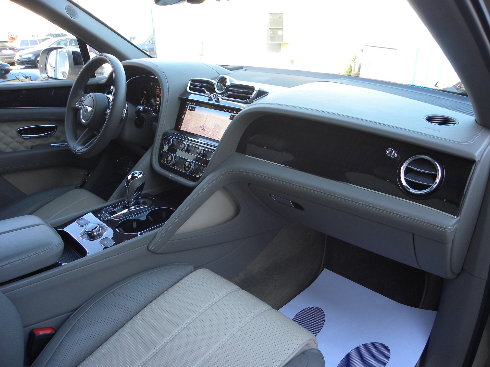 BENTLEY Bentayga V8-image-5