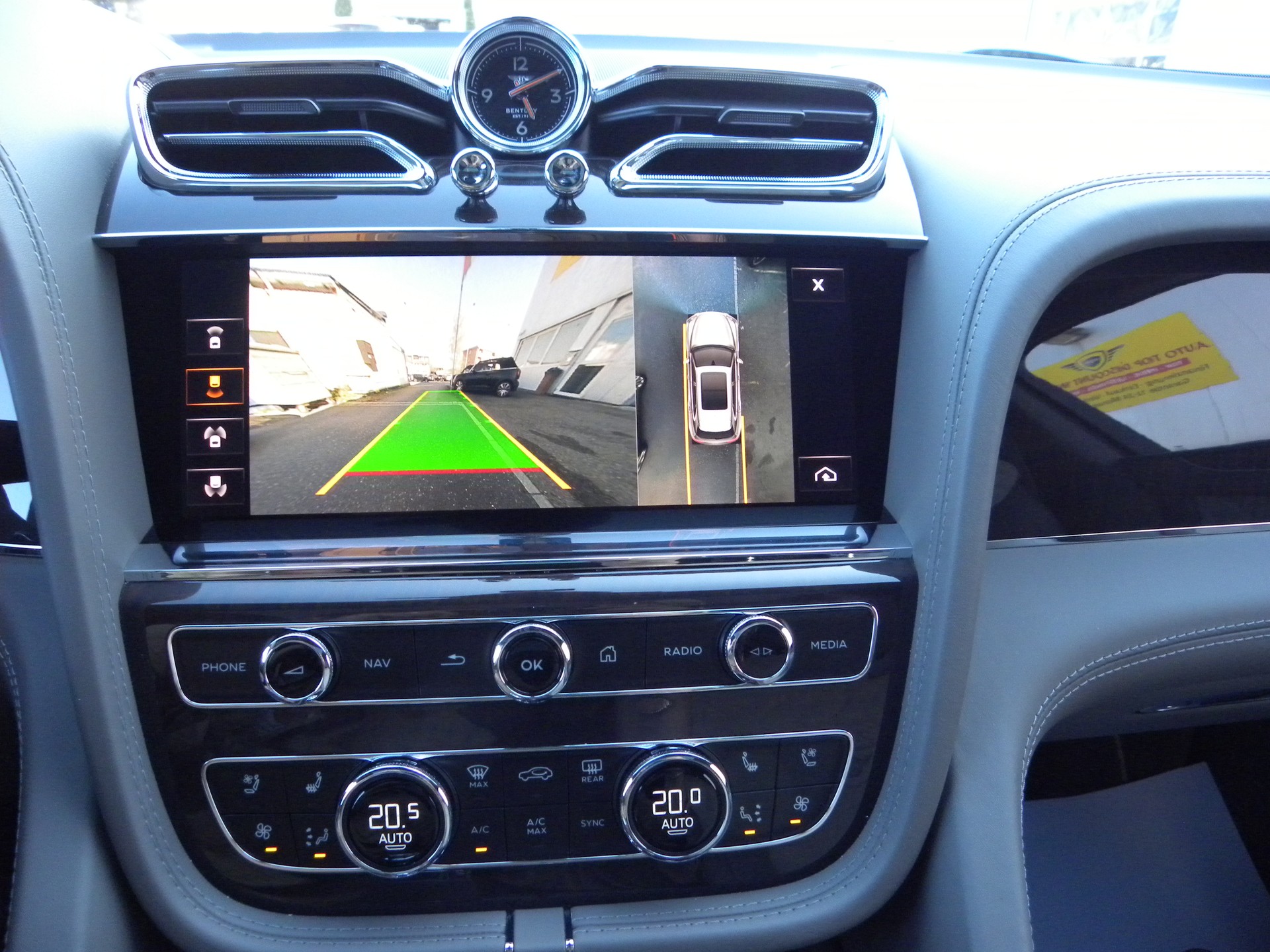 BENTLEY Bentayga V8-image-14