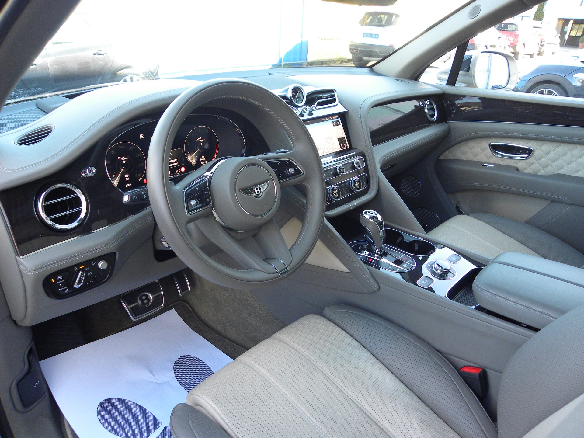 BENTLEY Bentayga V8-image-4