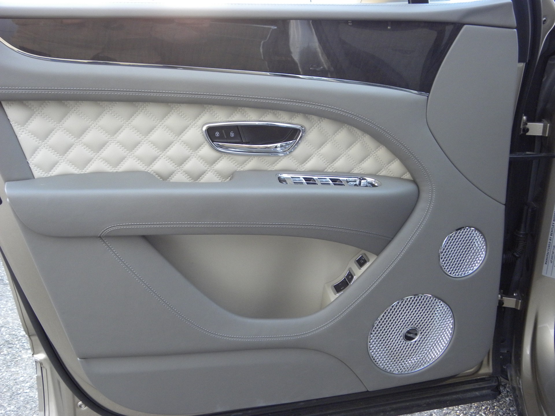 BENTLEY Bentayga V8-image-9