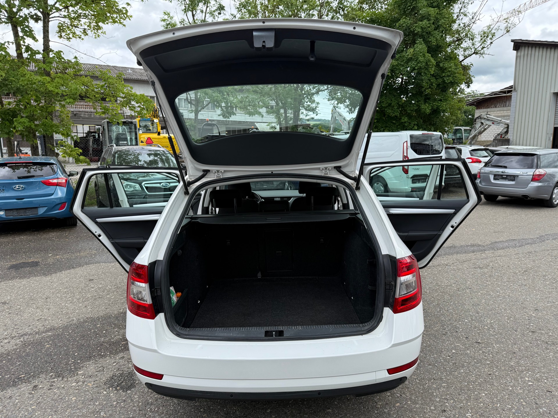 SKODA Octavia Combi 1.6 TDI Ambition DSG-image-10