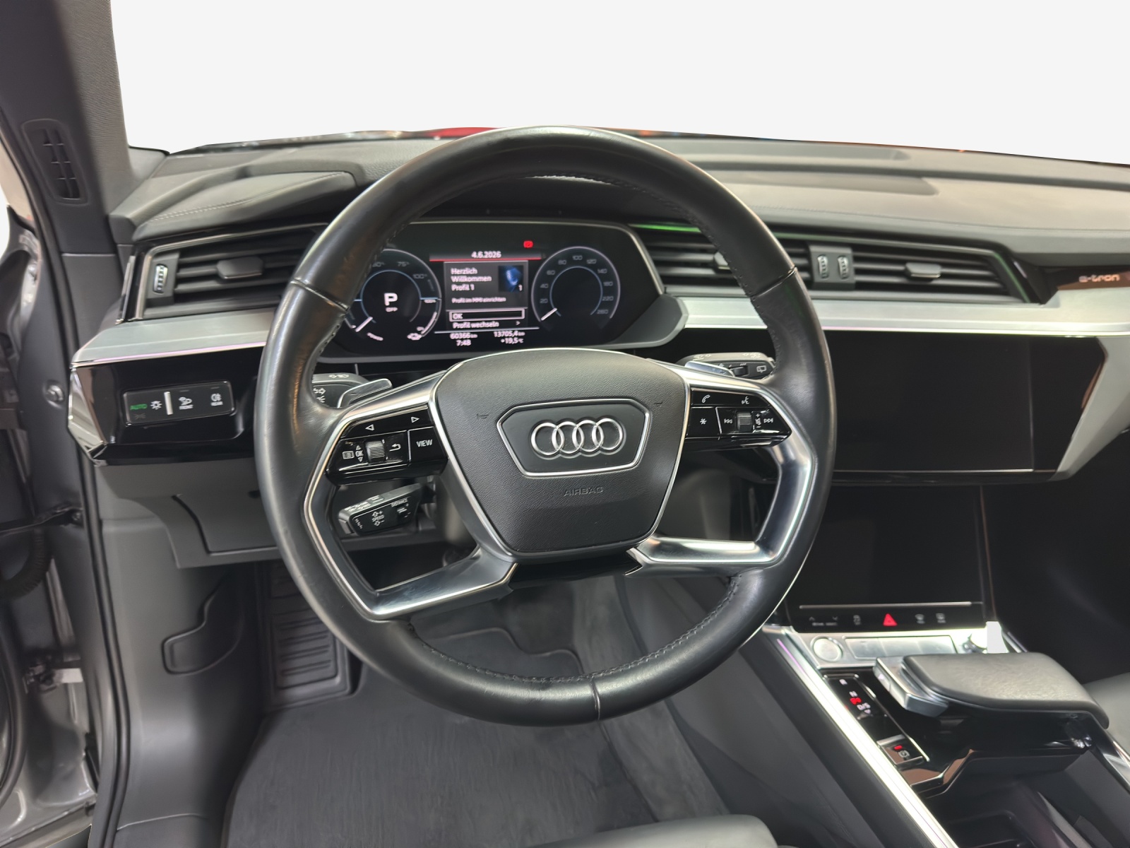 AUDI e-tron 55 Advanced quattro-image-10