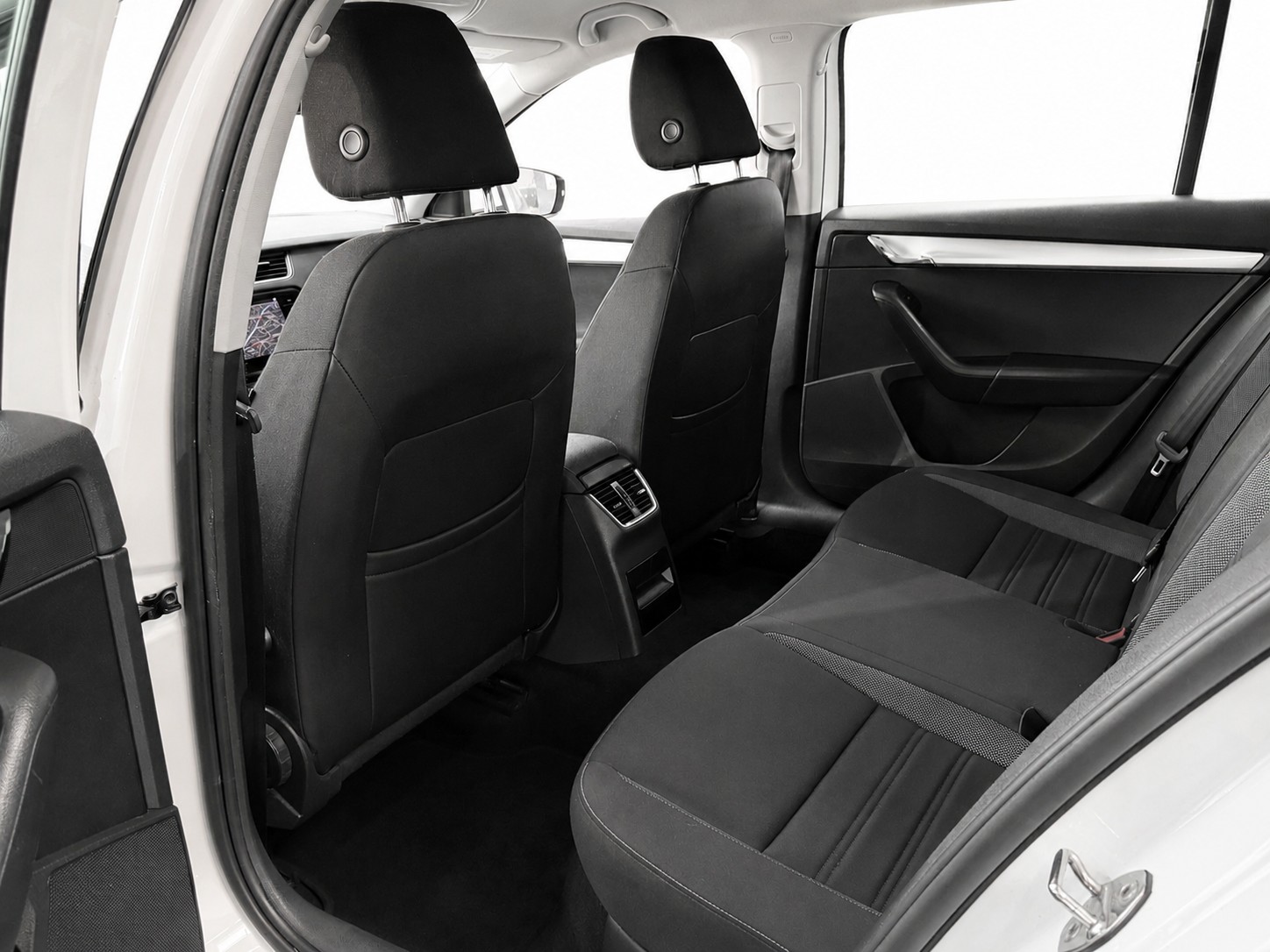 SKODA Octavia Combi 1.6 TDI Ambition-image-12