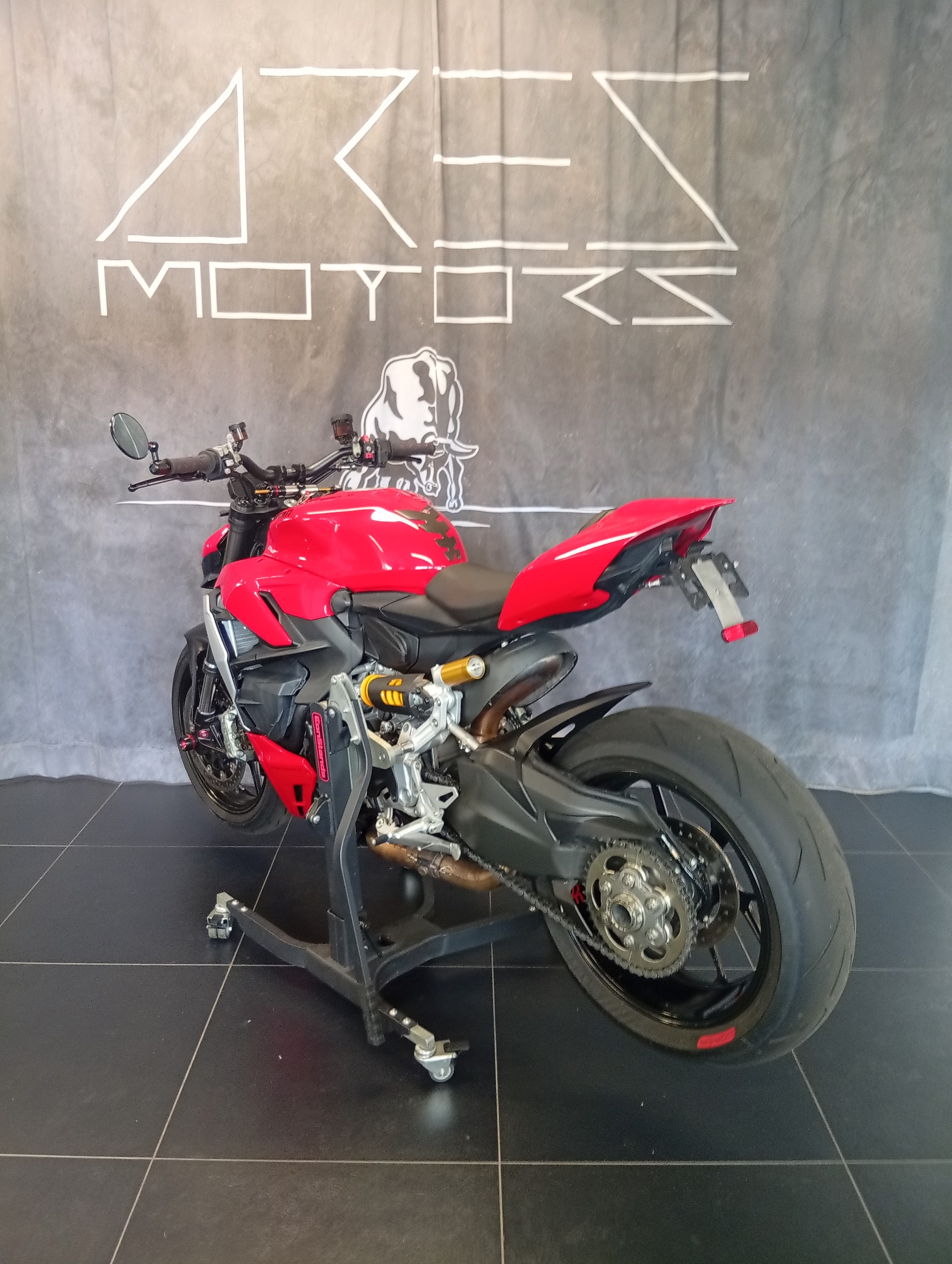DUCATI Streetfighter V2-showroom-element-2