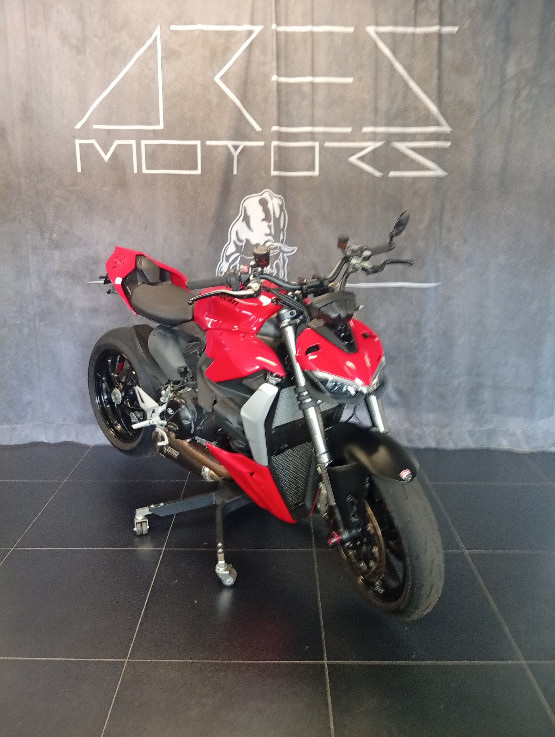 DUCATI Streetfighter V2-showroom-element-1