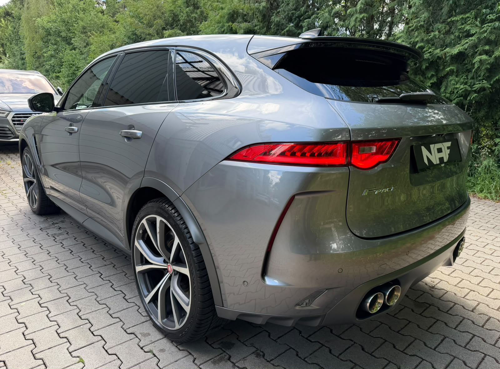 JAGUAR F-Pace 5.0 V8 SVR AWD Automatik-image-2