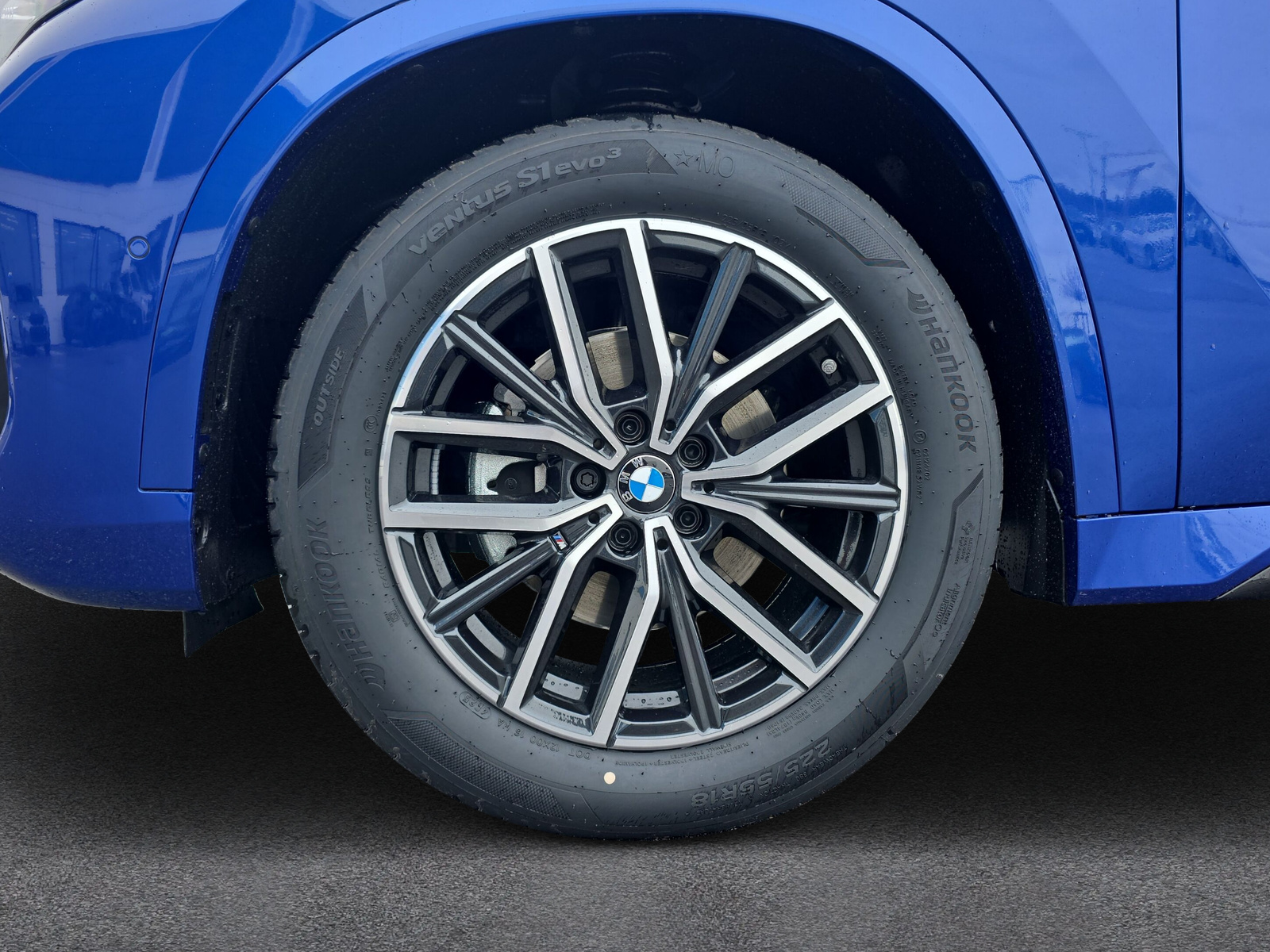 BMW iX1 eDrive 20 M Sport-image-8