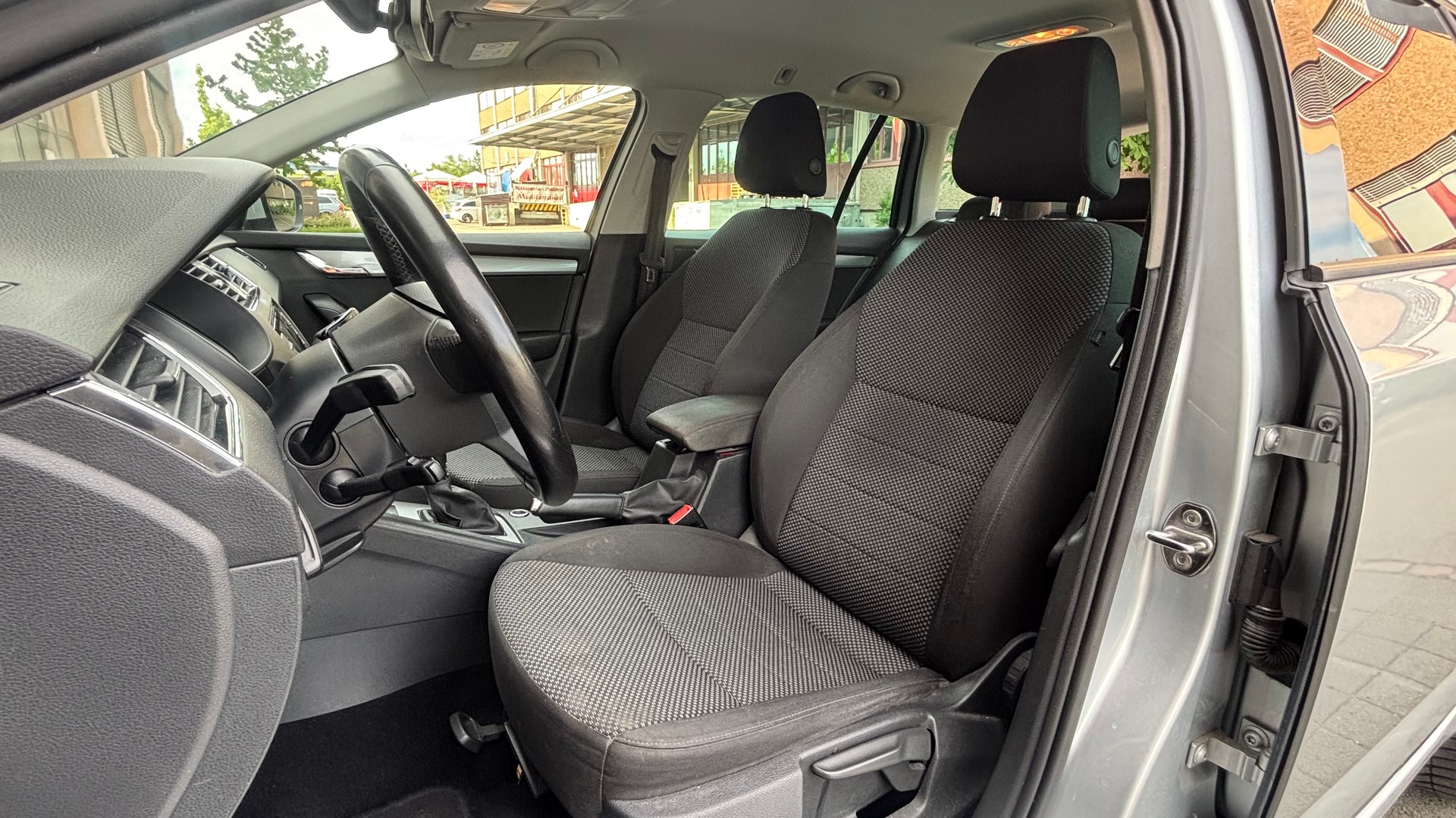SKODA Octavia Combi 1.6 TDI Ambition DSG-image-8