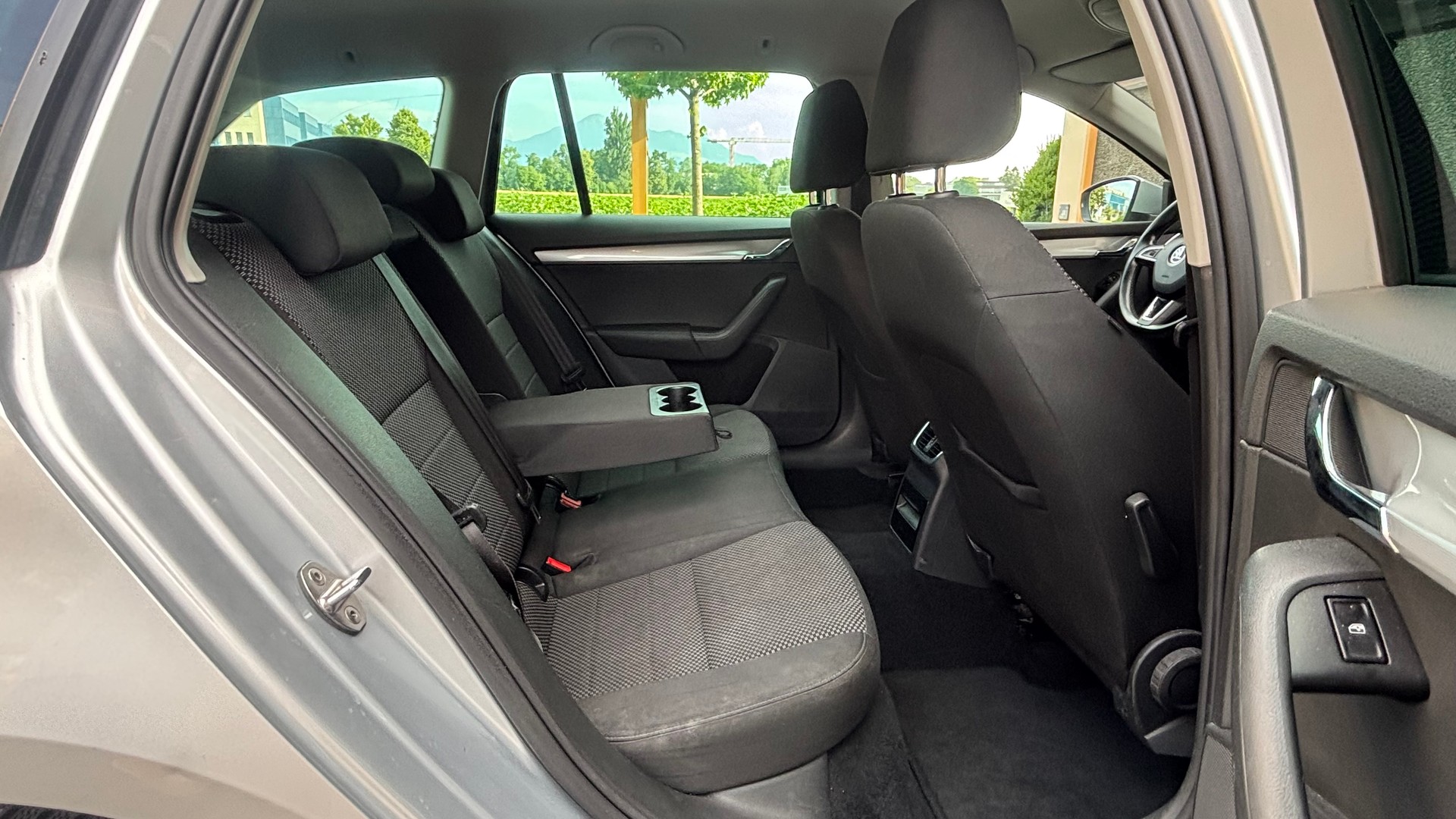 SKODA Octavia Combi 1.6 TDI Ambition DSG-image-10