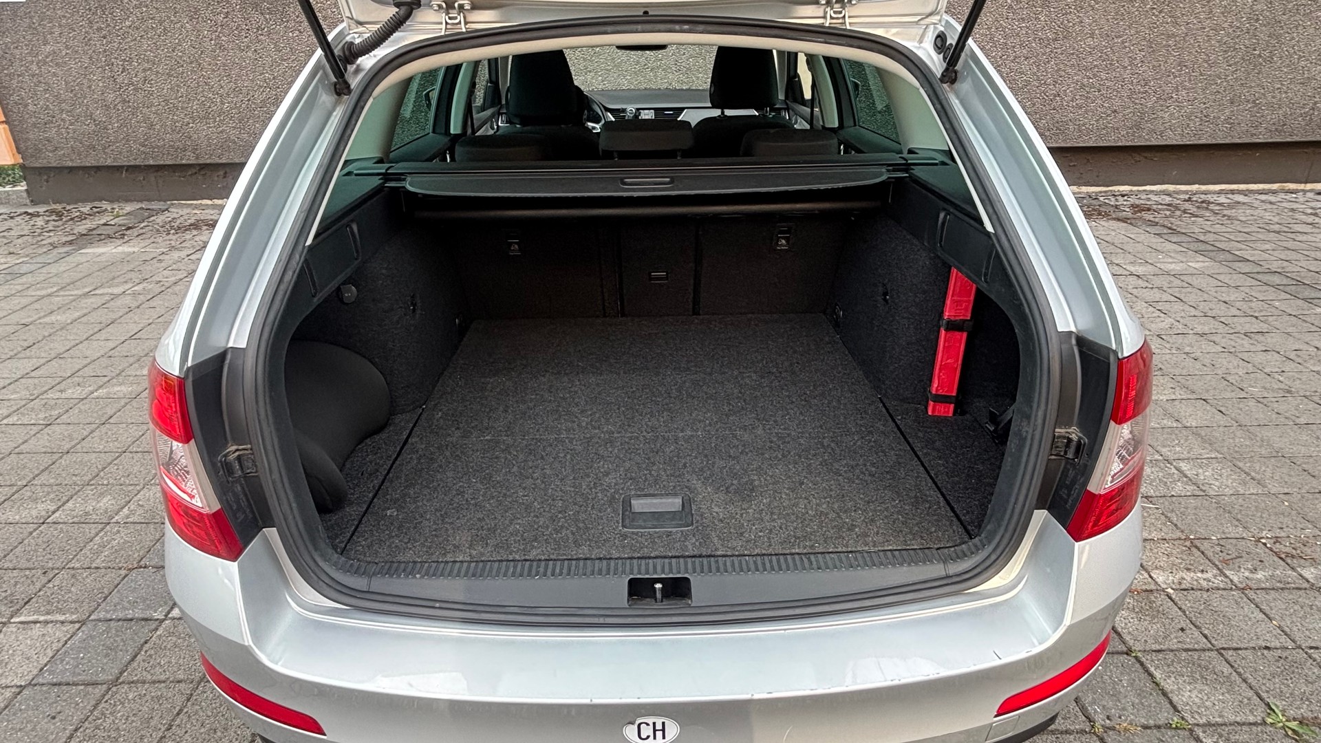 SKODA Octavia Combi 1.6 TDI Ambition DSG-image-6
