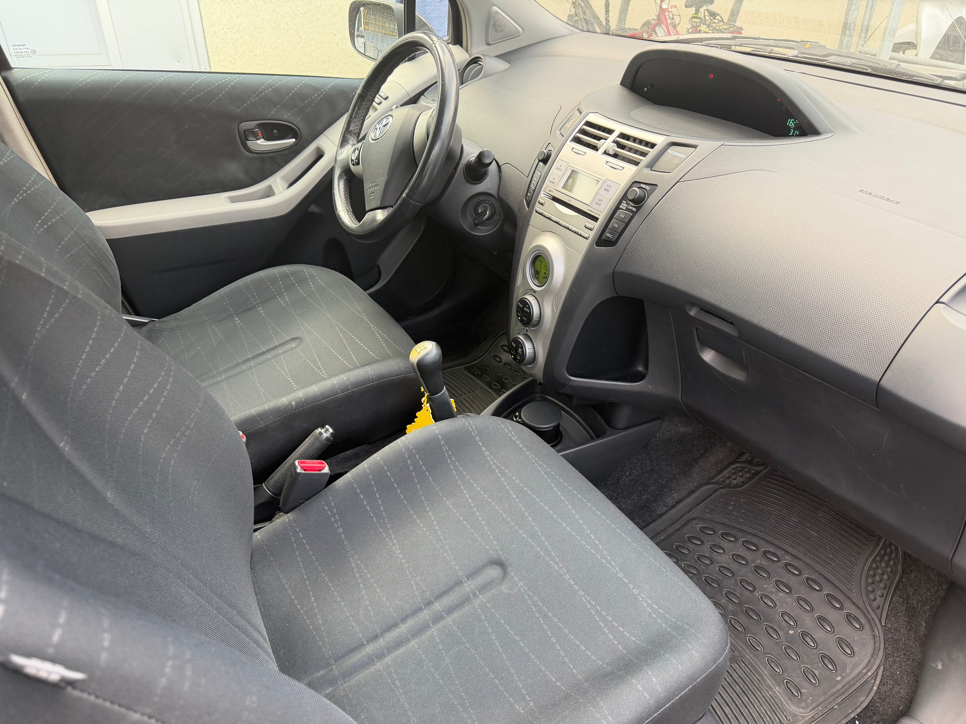 TOYOTA Yaris 1.3 Linea Sol-image-6