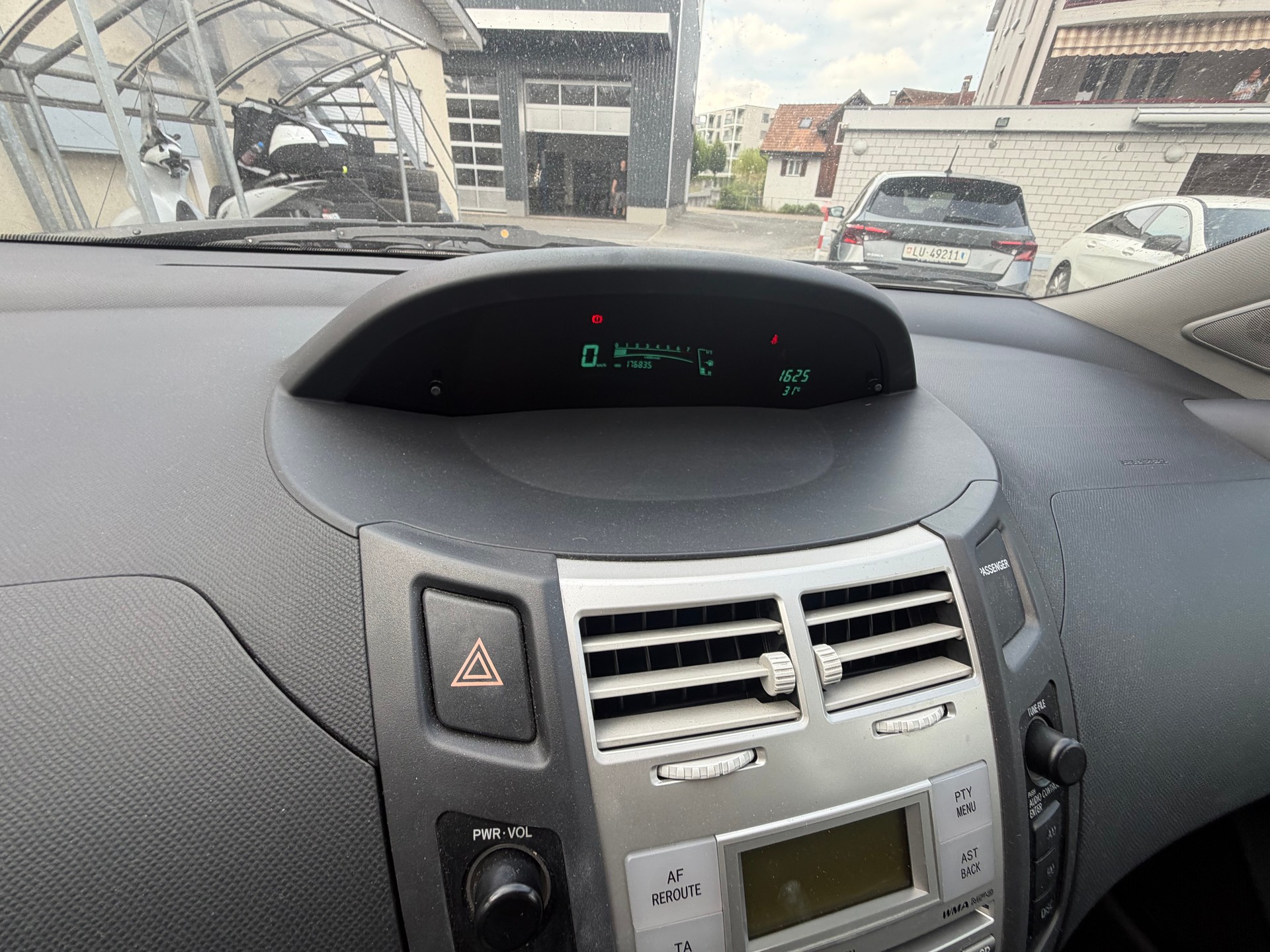TOYOTA Yaris 1.3 Linea Sol-image-9