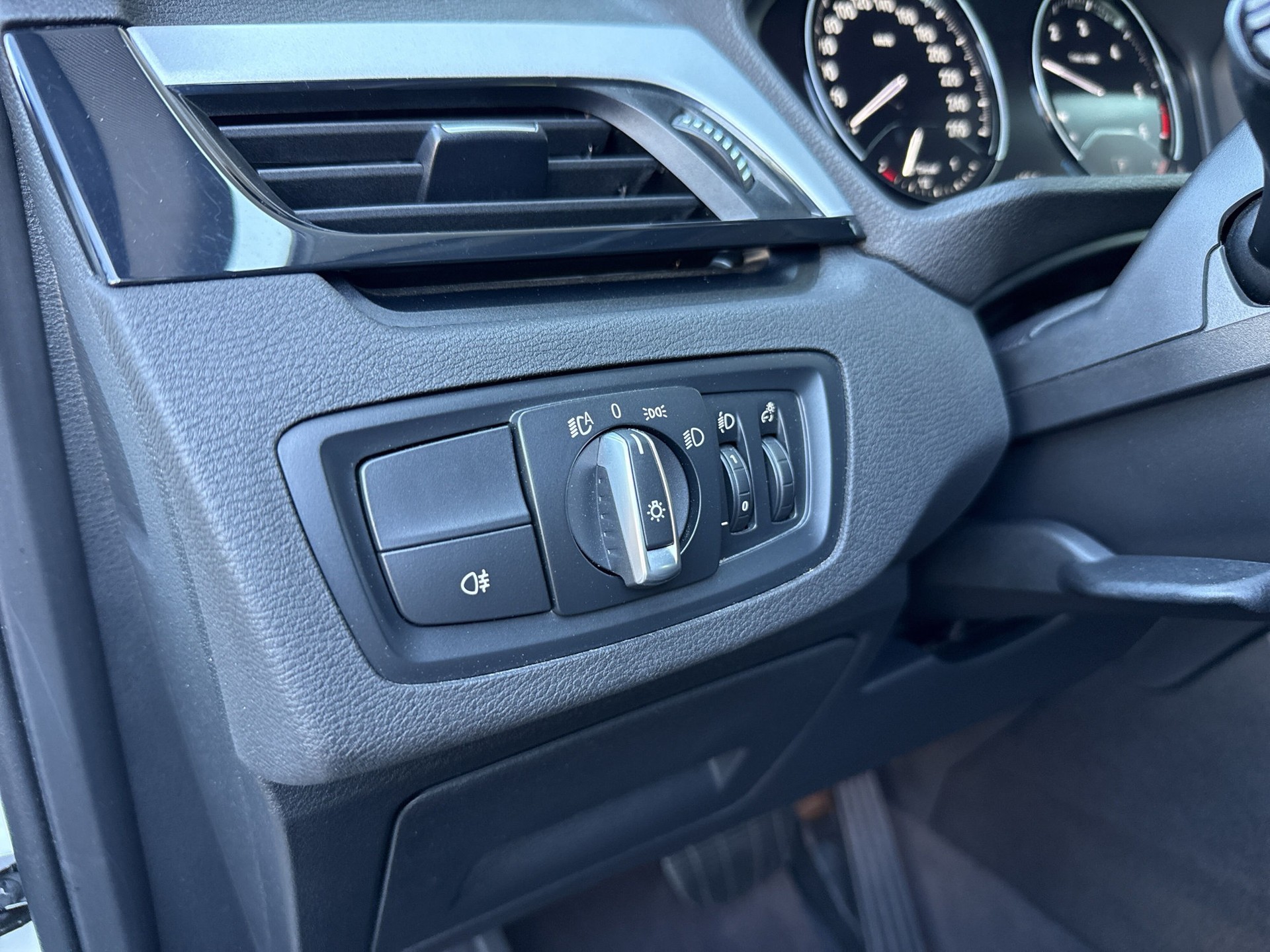 BMW X1 xDrive 18d Essential Edition Steptronic-image-19