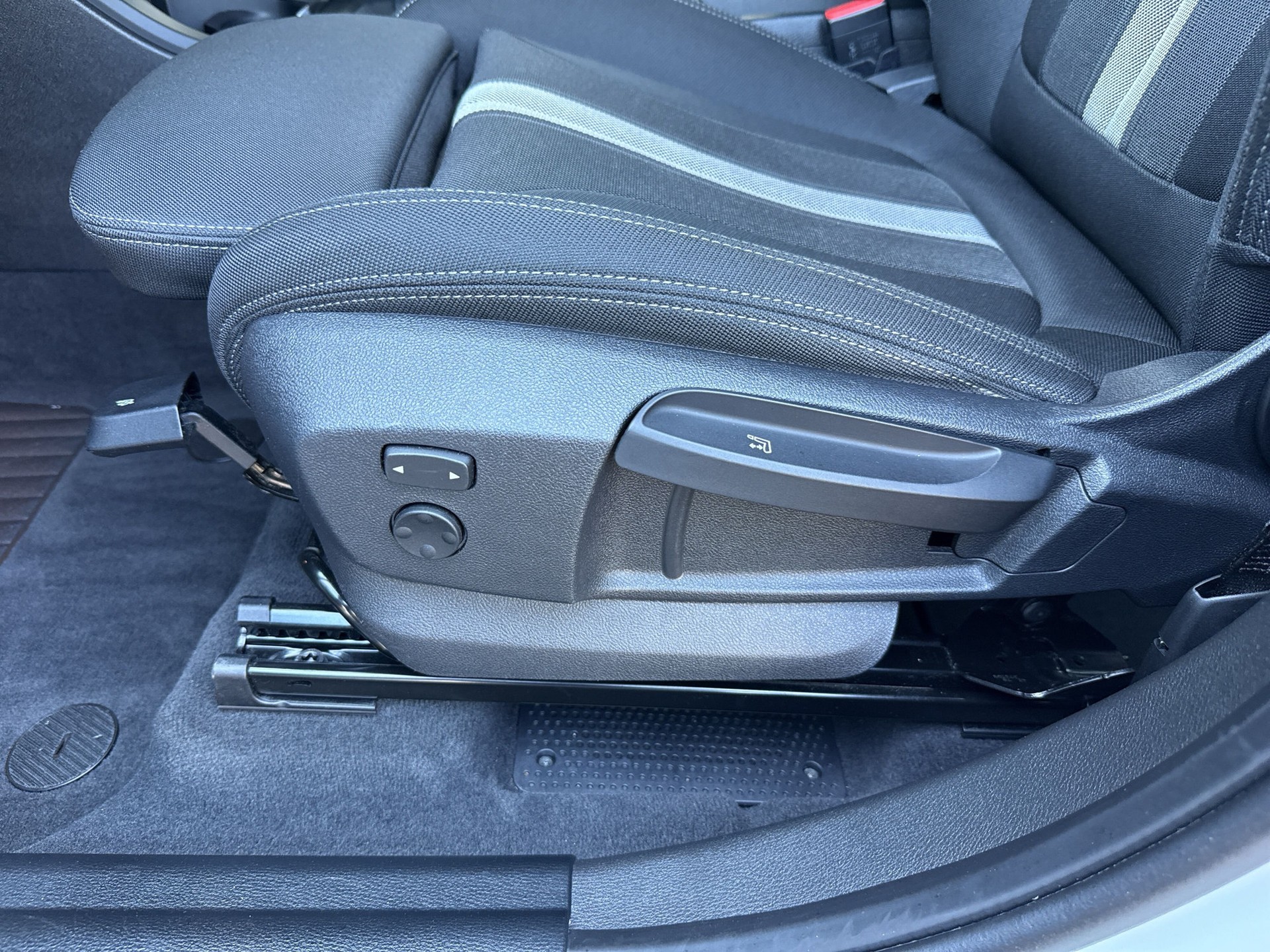 BMW X1 xDrive 18d Essential Edition Steptronic-image-18