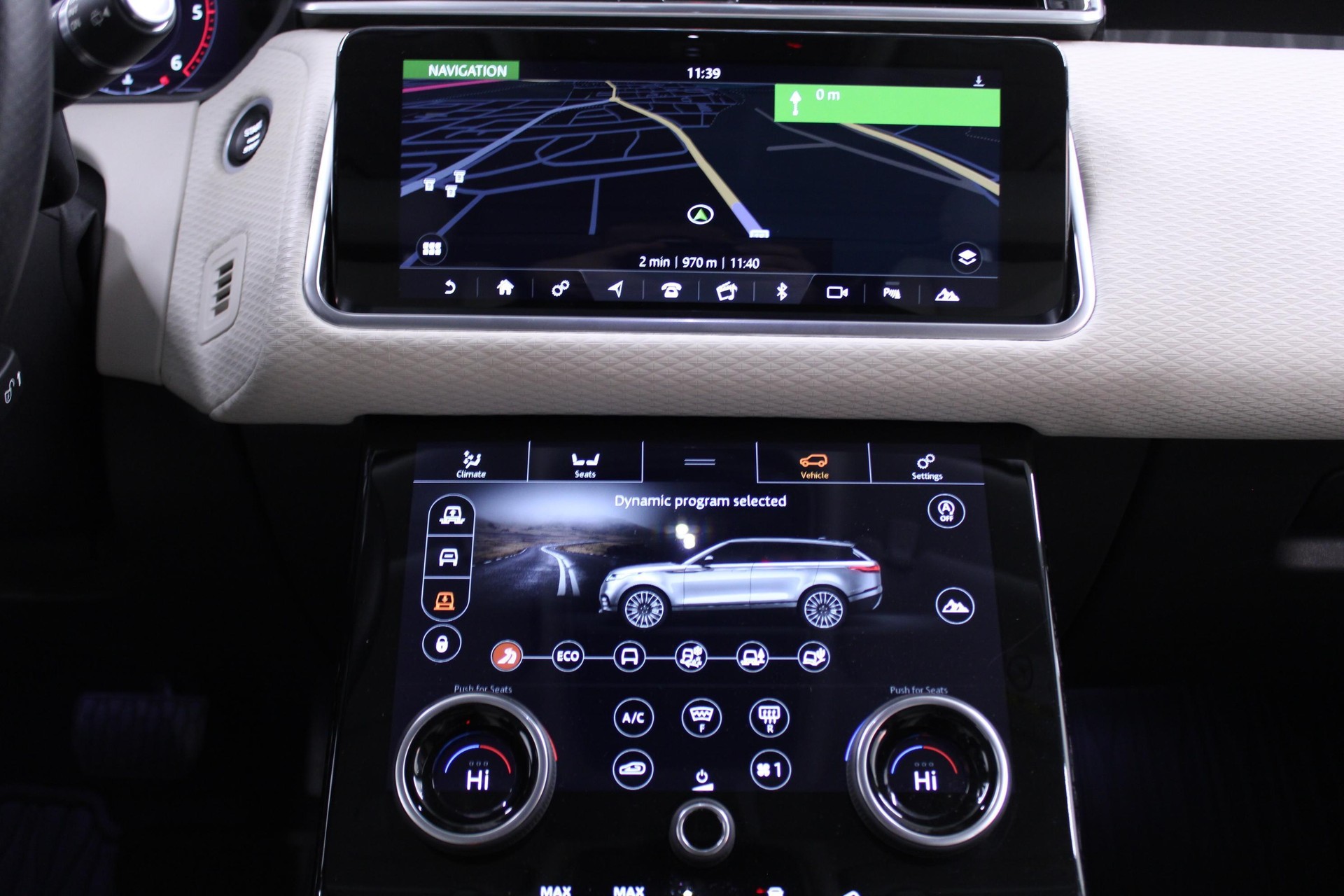 LAND ROVER Range Rover Velar 2.0 D 240 S | Luftfahrwerk | Panoramadach-image-5