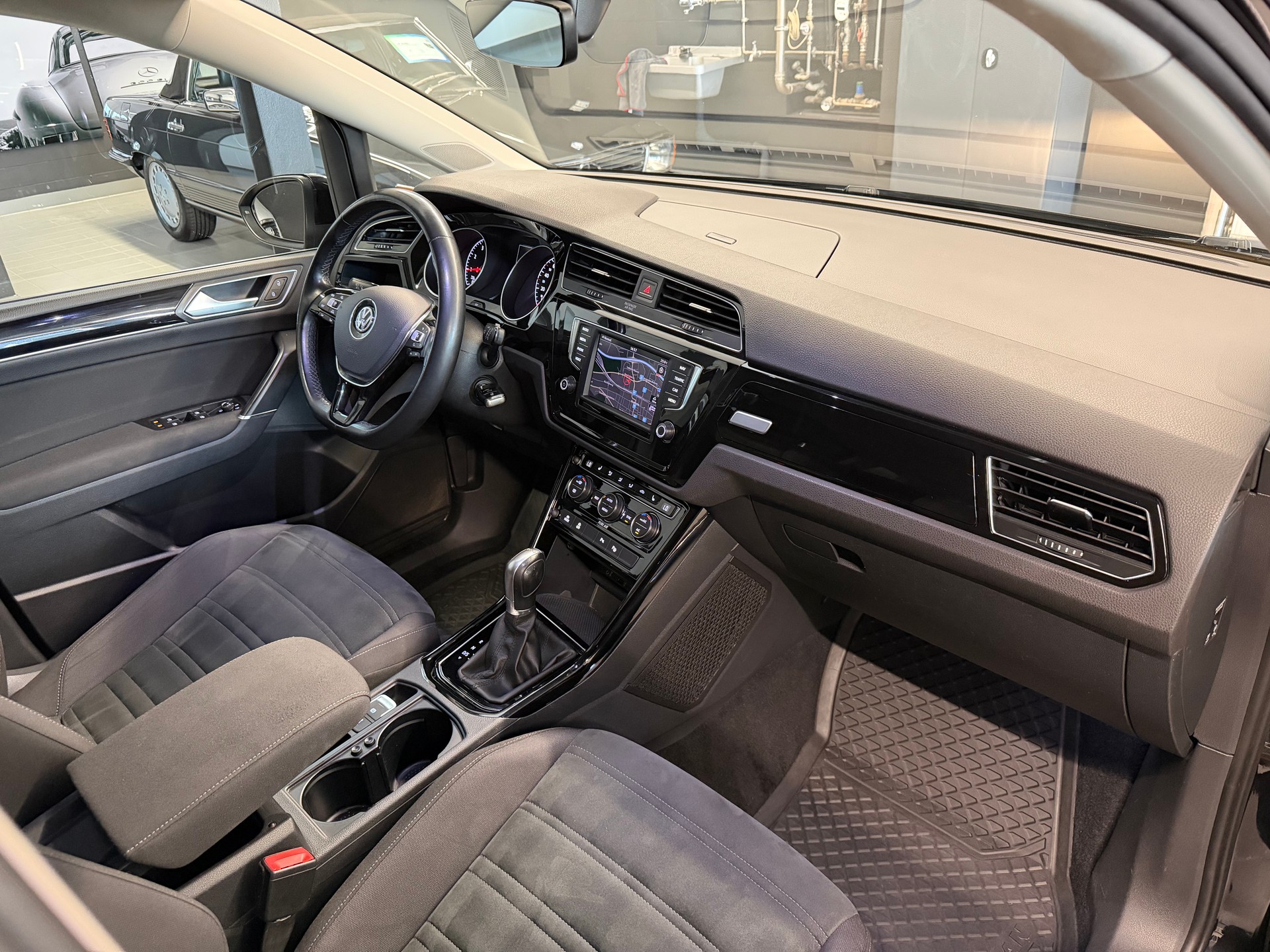 VW Touran 1.4 TSI BlueMotion Technology Highline DSG 7-Sitzer-image-11