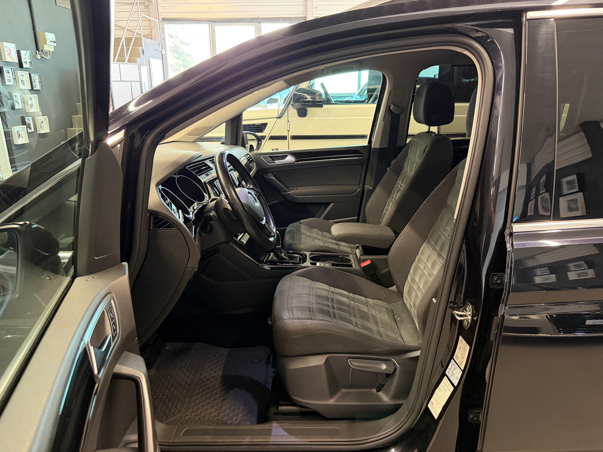 VW Touran 1.4 TSI BlueMotion Technology Highline DSG 7-Sitzer-image-8