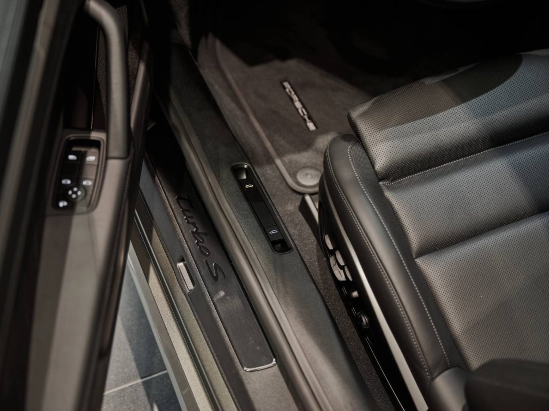 PORSCHE 911 Turbo S-image-18