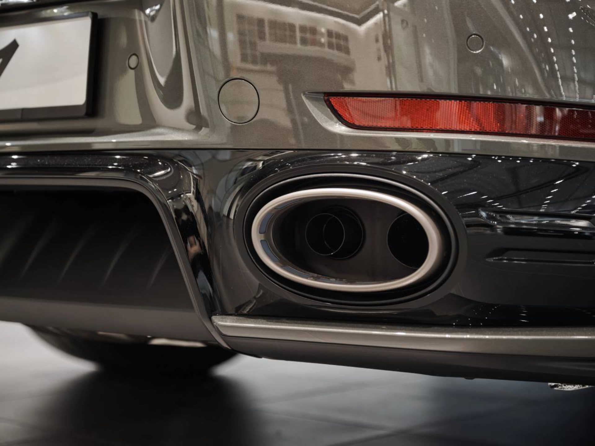 PORSCHE 911 Turbo S-image-27