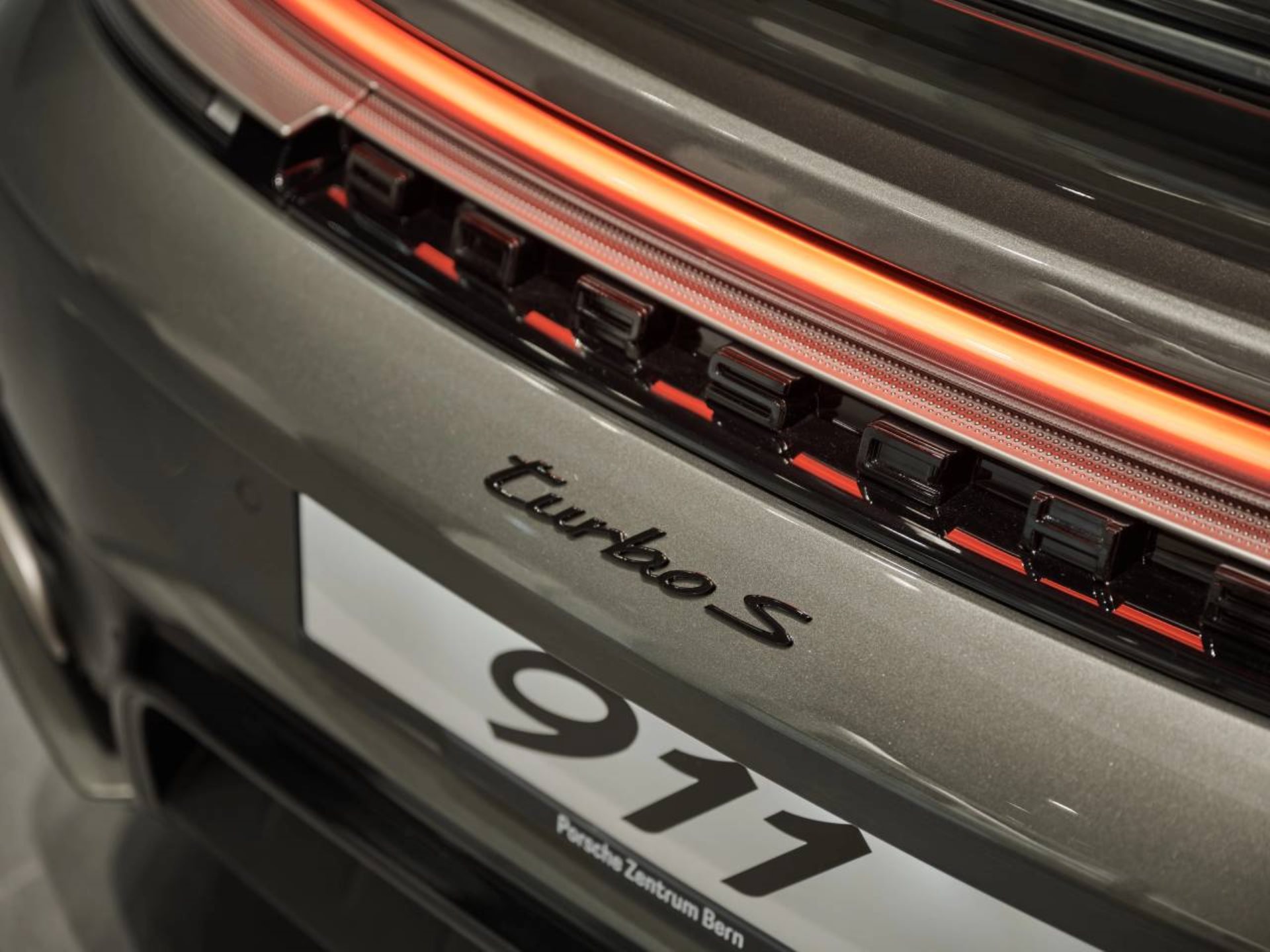 PORSCHE 911 Turbo S-image-25