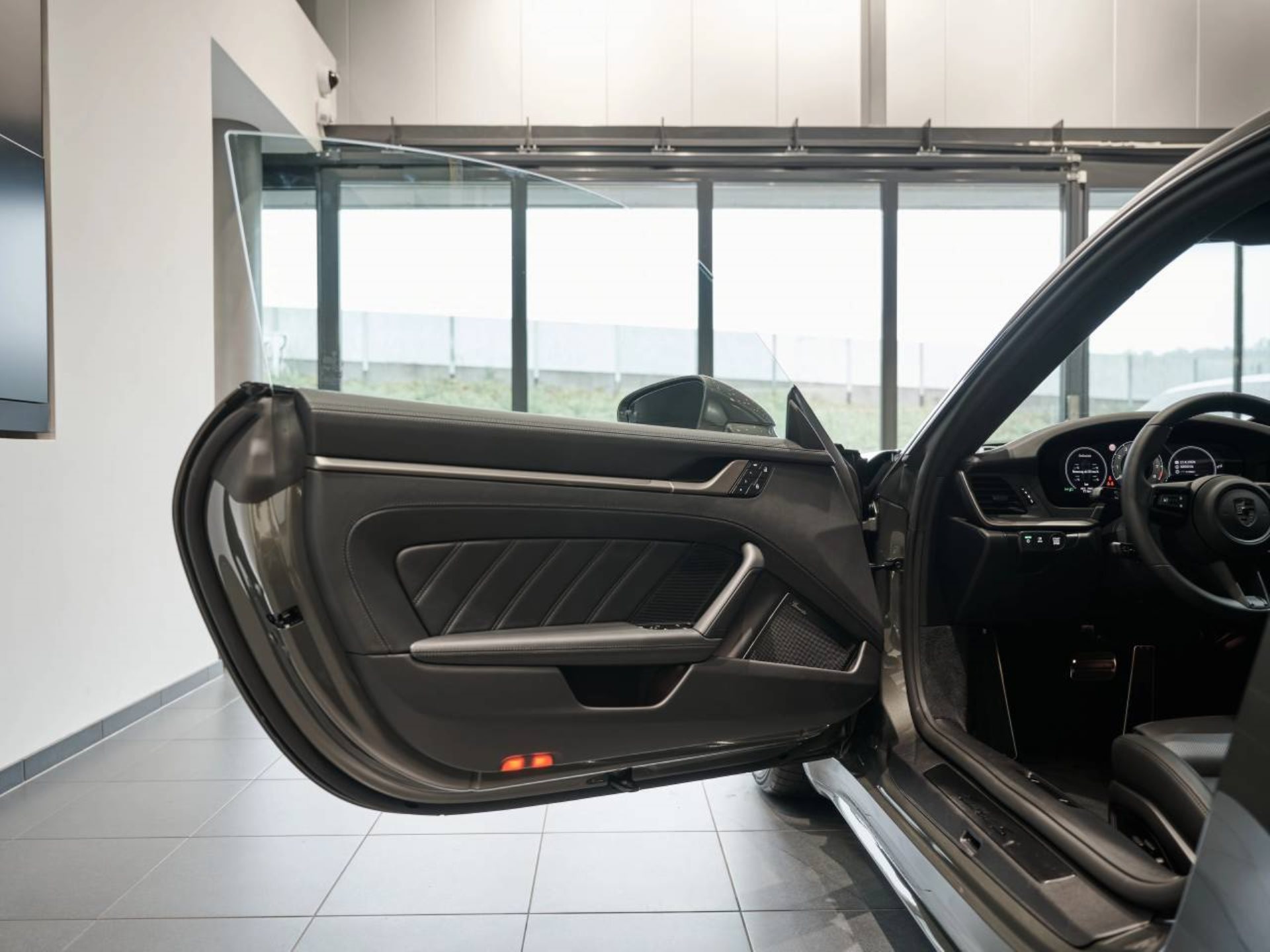 PORSCHE 911 Turbo S-image-17