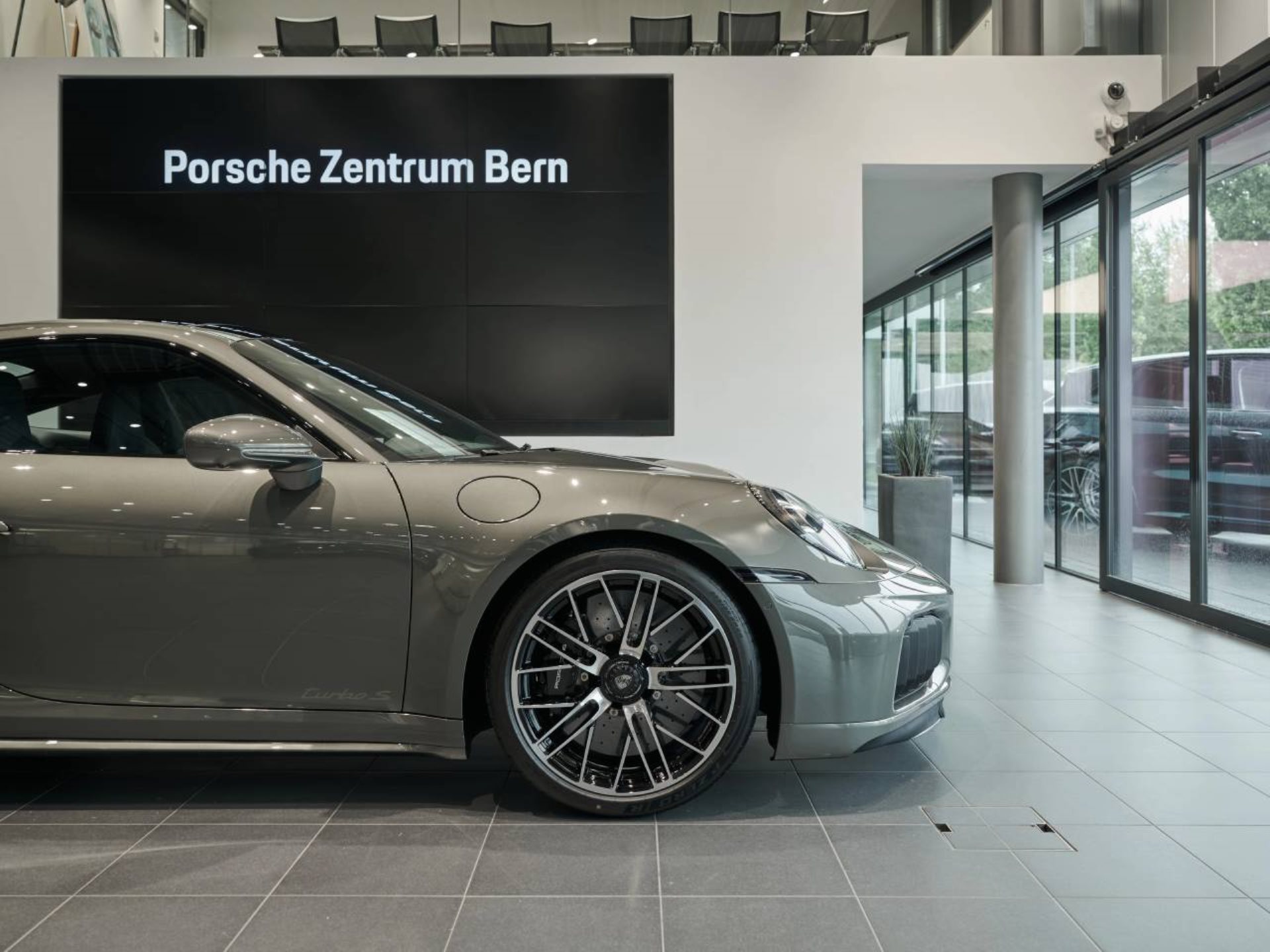 PORSCHE 911 Turbo S-image-11
