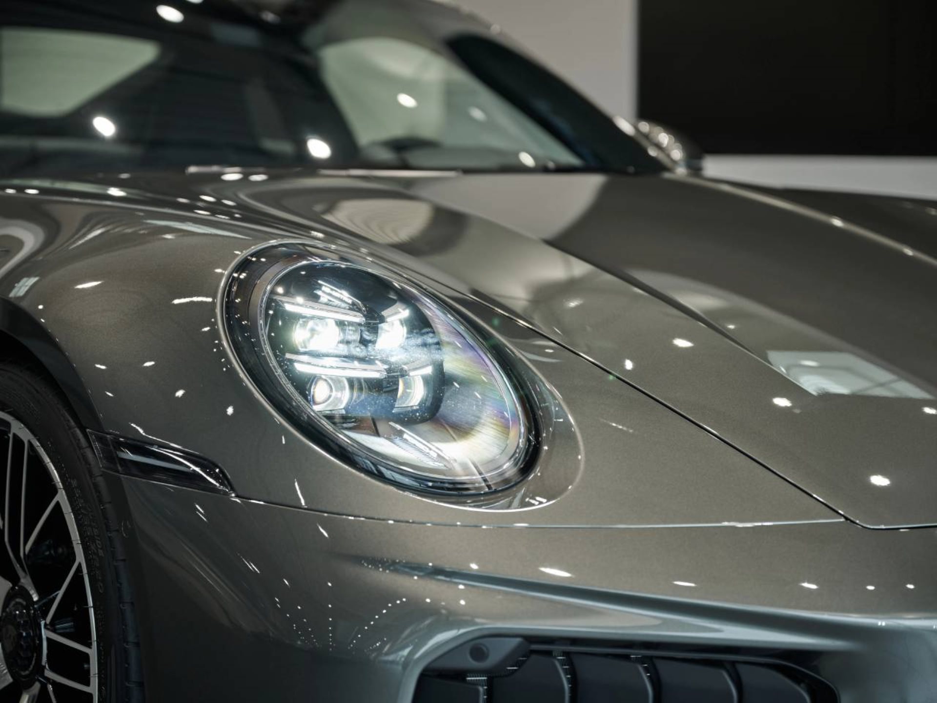 PORSCHE 911 Turbo S-image-21