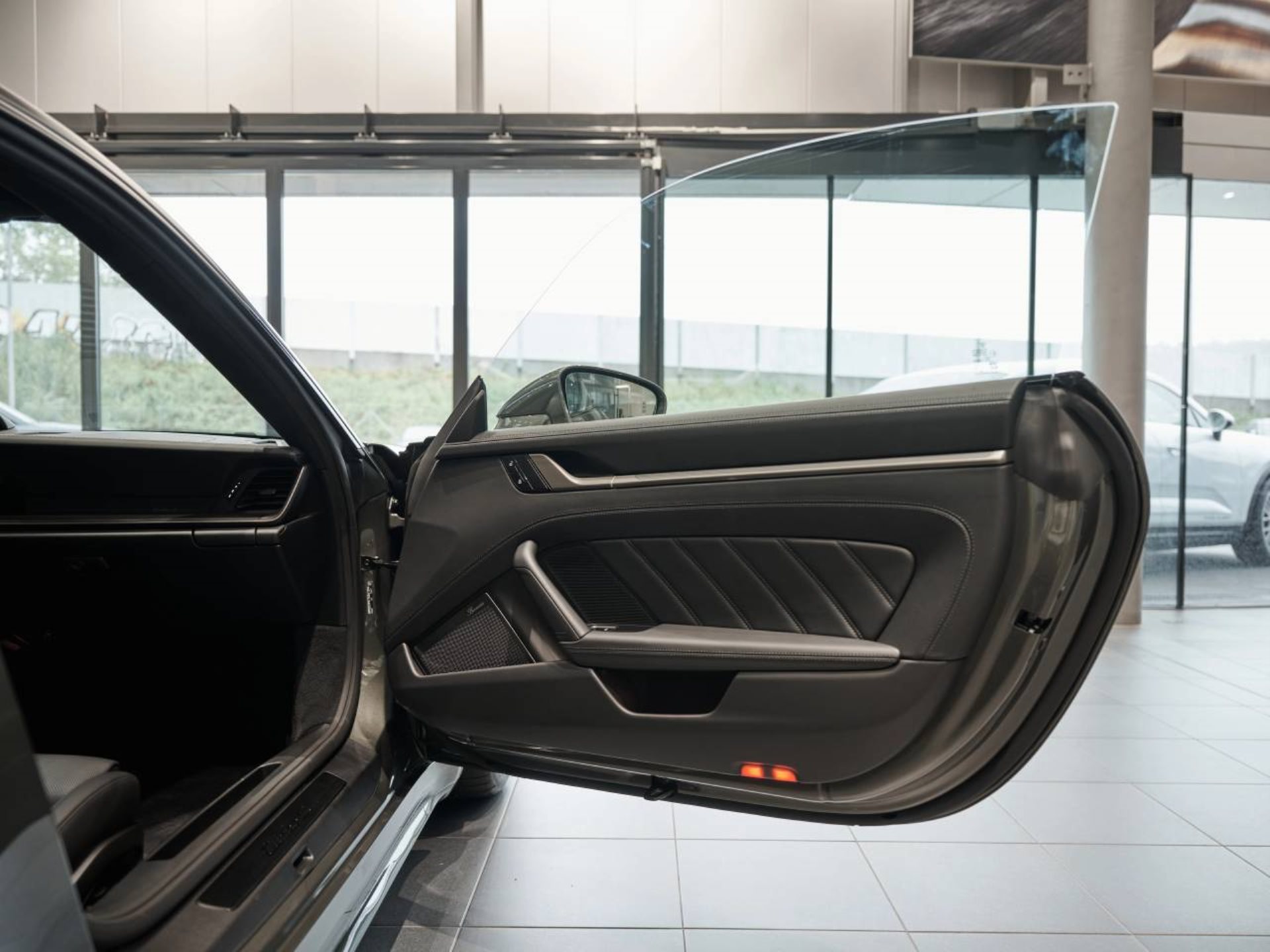 PORSCHE 911 Turbo S-image-19