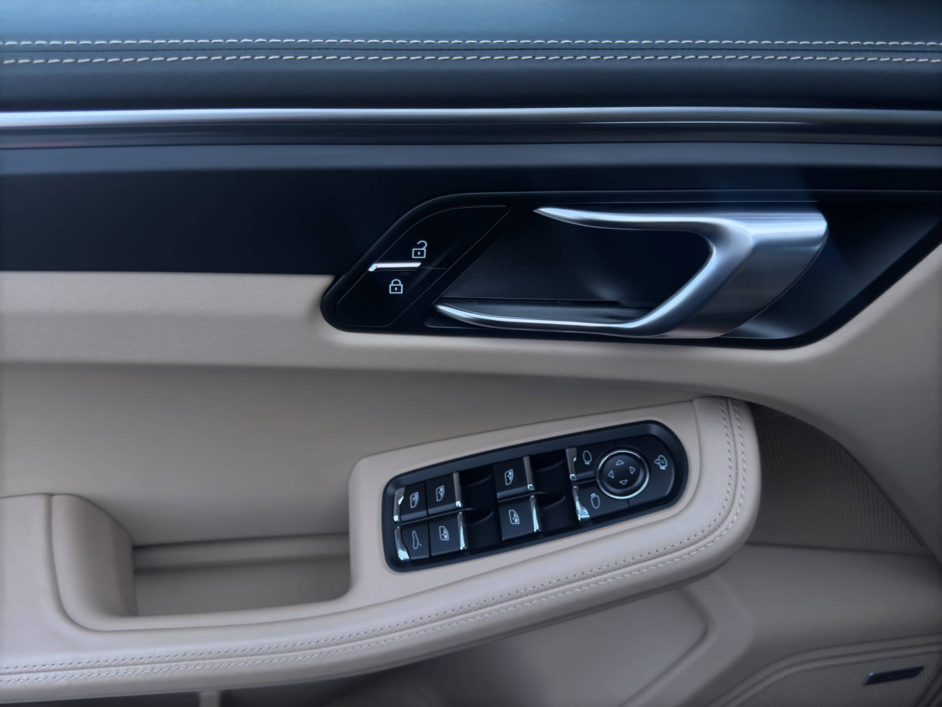PORSCHE Macan T-image-10