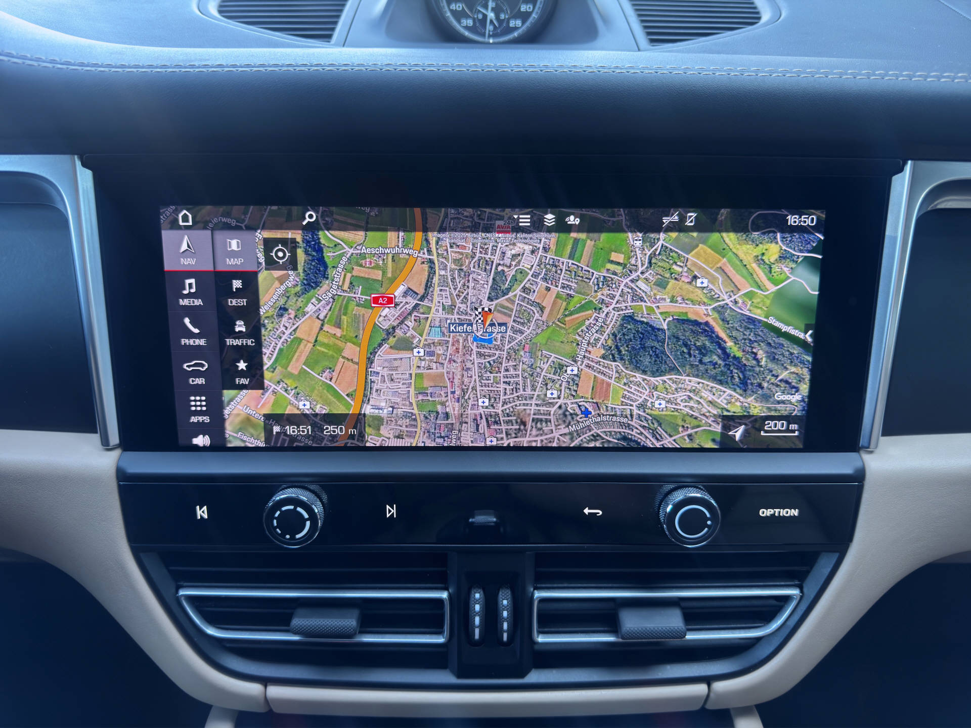 PORSCHE Macan T-image-8