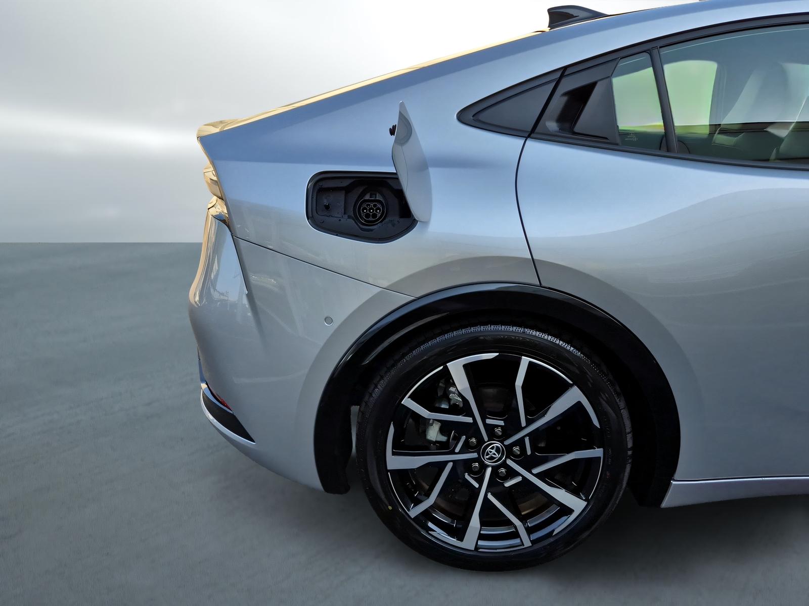 TOYOTA Prius 2.0 Plug-In-Hybrid Premium-image-14