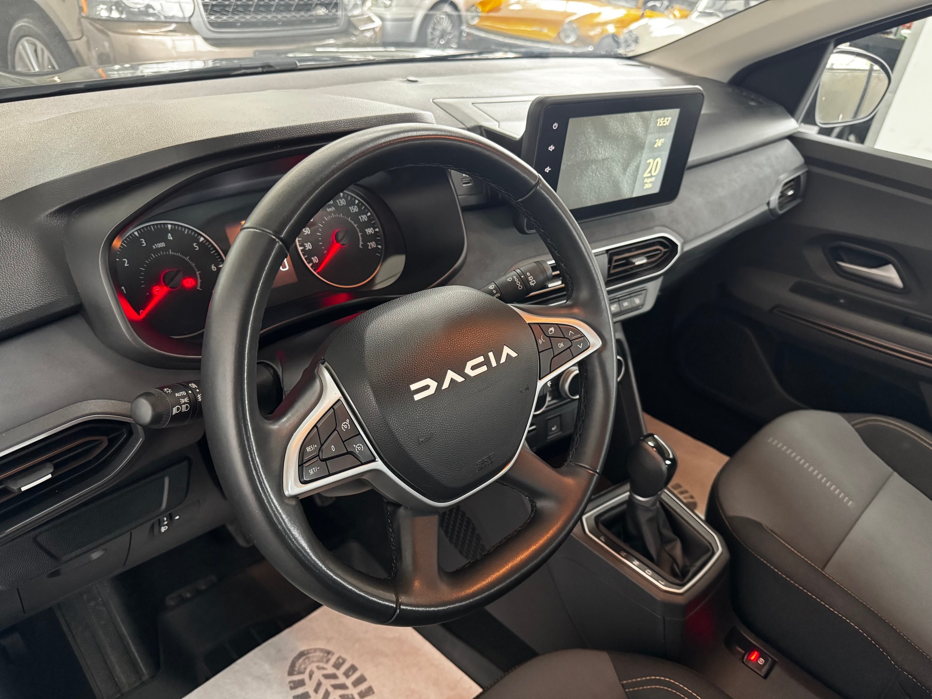 DACIA Sandero Stepway TCe 90 Comfort CVT-image-11