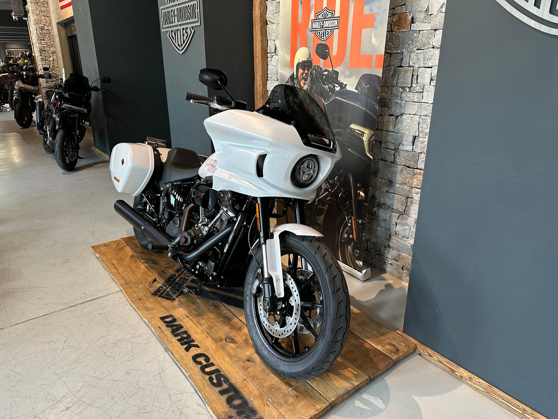 HARLEY-DAVIDSON FXLRST Low Rider ST 117ci-showroom-element-1