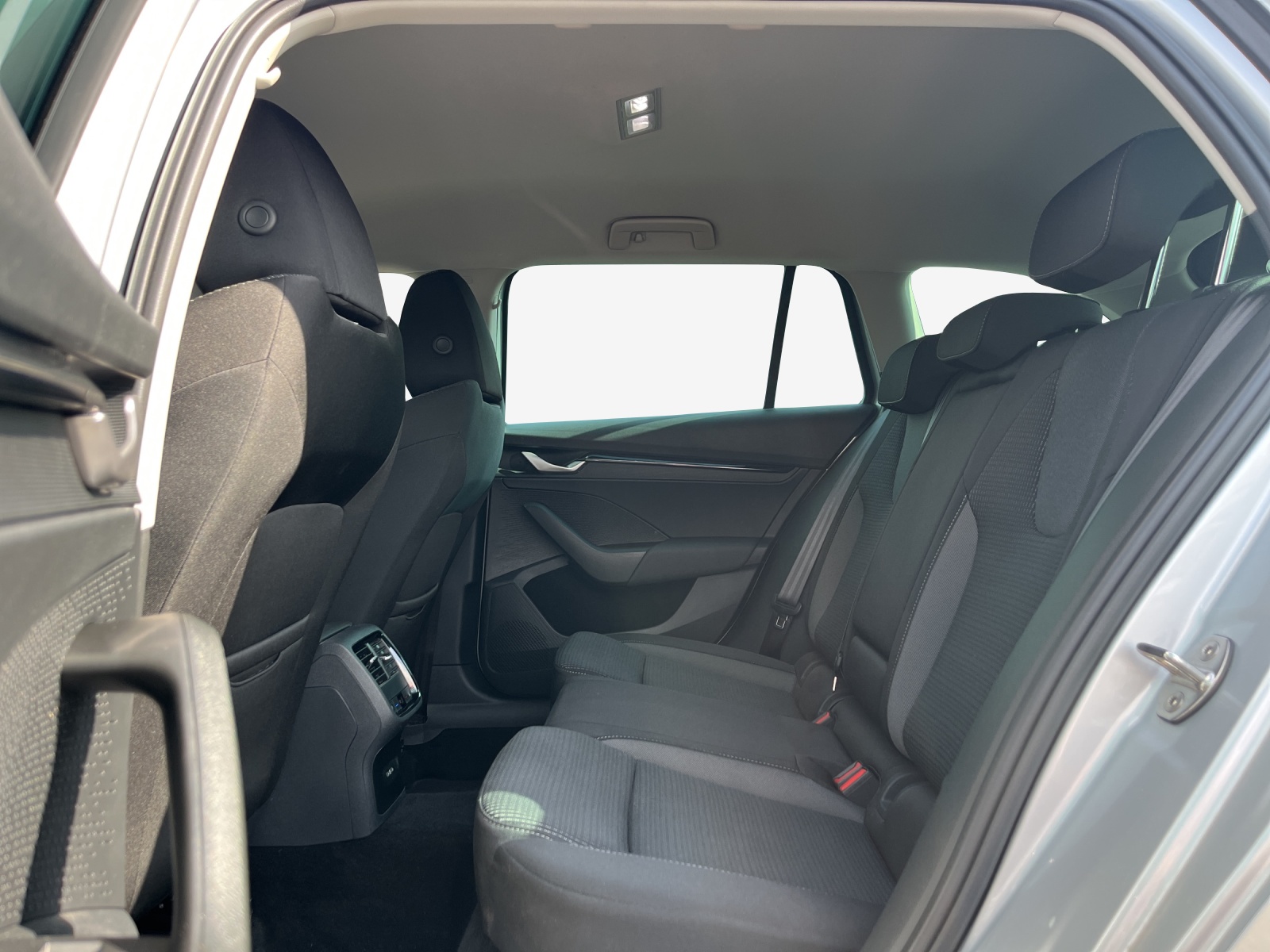 SKODA Octavia Combi 1.5 TSI mHEV DSG Dynamic-image-11