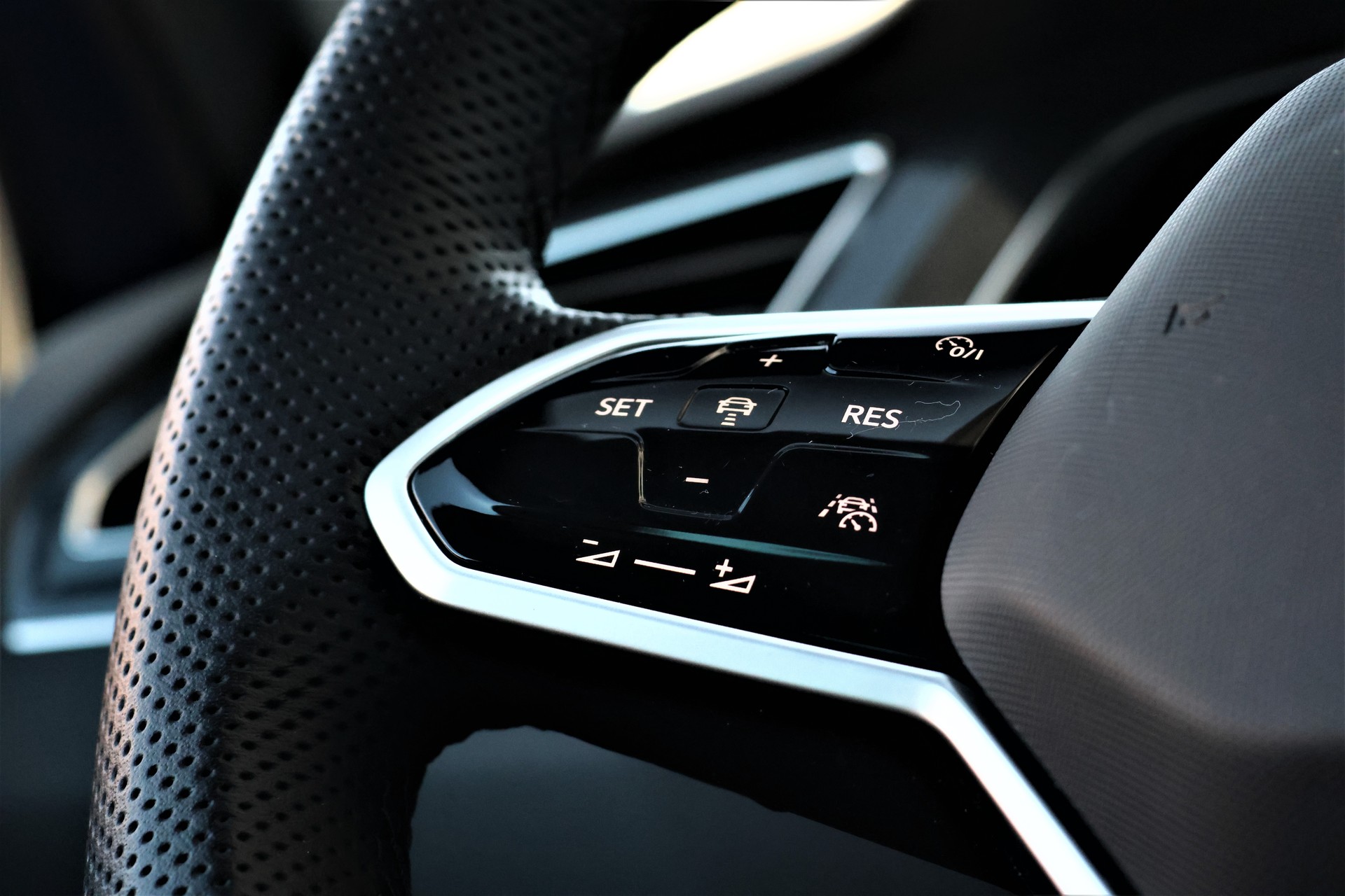 VW Tiguan 2.0 TDI SCR R-Line 4Motion DSG 200PS-image-17